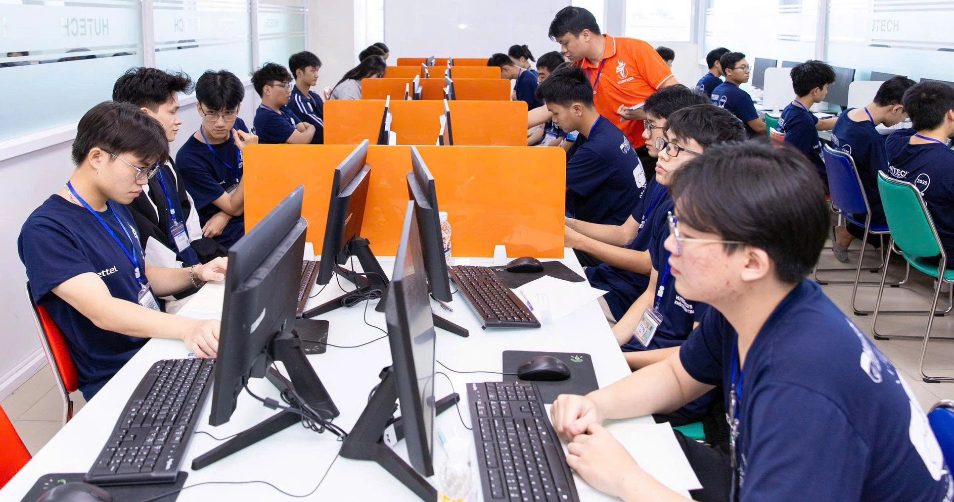 Ng&agrave;nh nghề n&agrave;o c&oacute; cơ hội việc l&agrave;m cao cho giới trẻ năm 2026? - Ảnh 1.