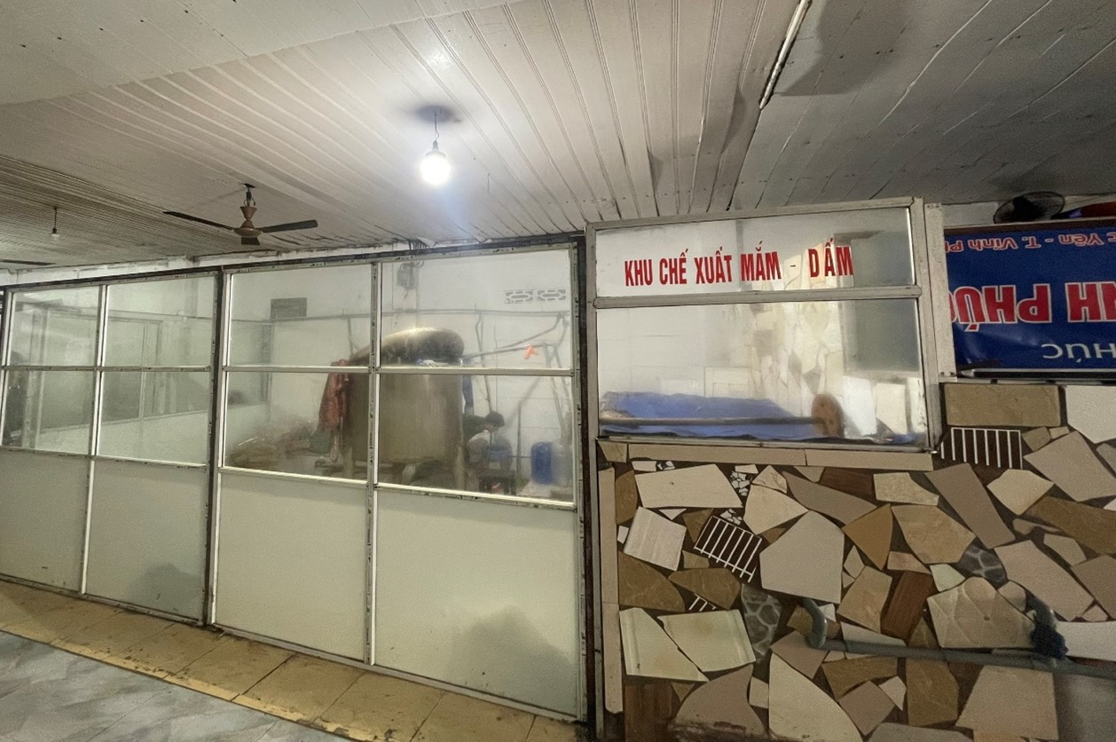 Giám đốc bị khởi tố vì sản xuất cả ngàn chai tương ớt giả cho bếp tập thể- Ảnh 2.