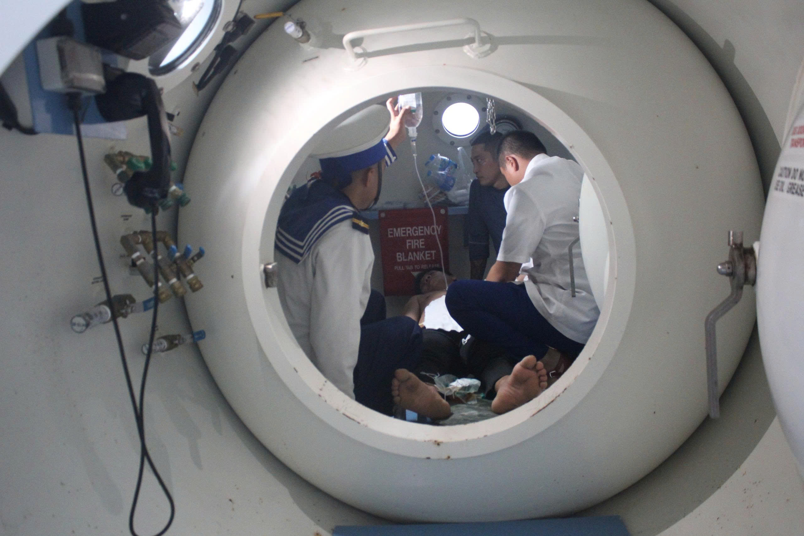 Bệnh xá Song Tử Tây cấp cứu ngư dân Khánh Hòa gặp tai nạn trên biển- Ảnh 2.