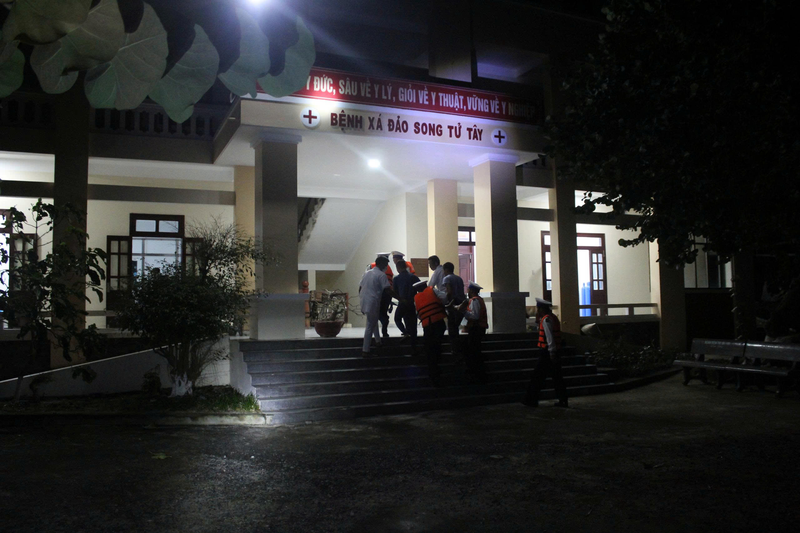 Bệnh xá Song Tử Tây cấp cứu ngư dân Khánh Hòa gặp tai nạn trên biển- Ảnh 1.
