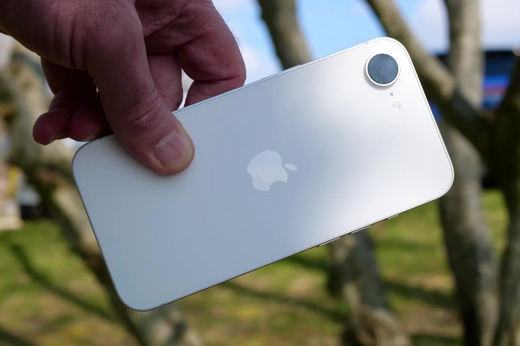 Apple sẽ đối xử với 'iPhone giá rẻ' tốt hơn khi ra mắt iPhone 17e? - Ảnh 1.