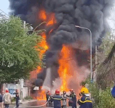 TP.HCM: Cháy xe bồn lan qua nhà máy ở xã Nhà Bè, lửa cao ngùn ngụt- Ảnh 1. TP.HCM: Cháy xe bồn lan qua nhà máy ở xã Nhà Bè, lửa cao ngùn ngụt- Ảnh 1.