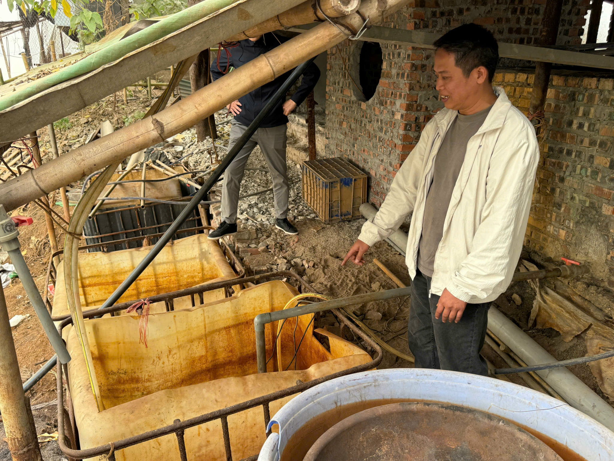 Tạm giữ 3 chủ xưởng phân kim xả 7 tấn chất thải nguy hại ra môi trường- Ảnh 7.