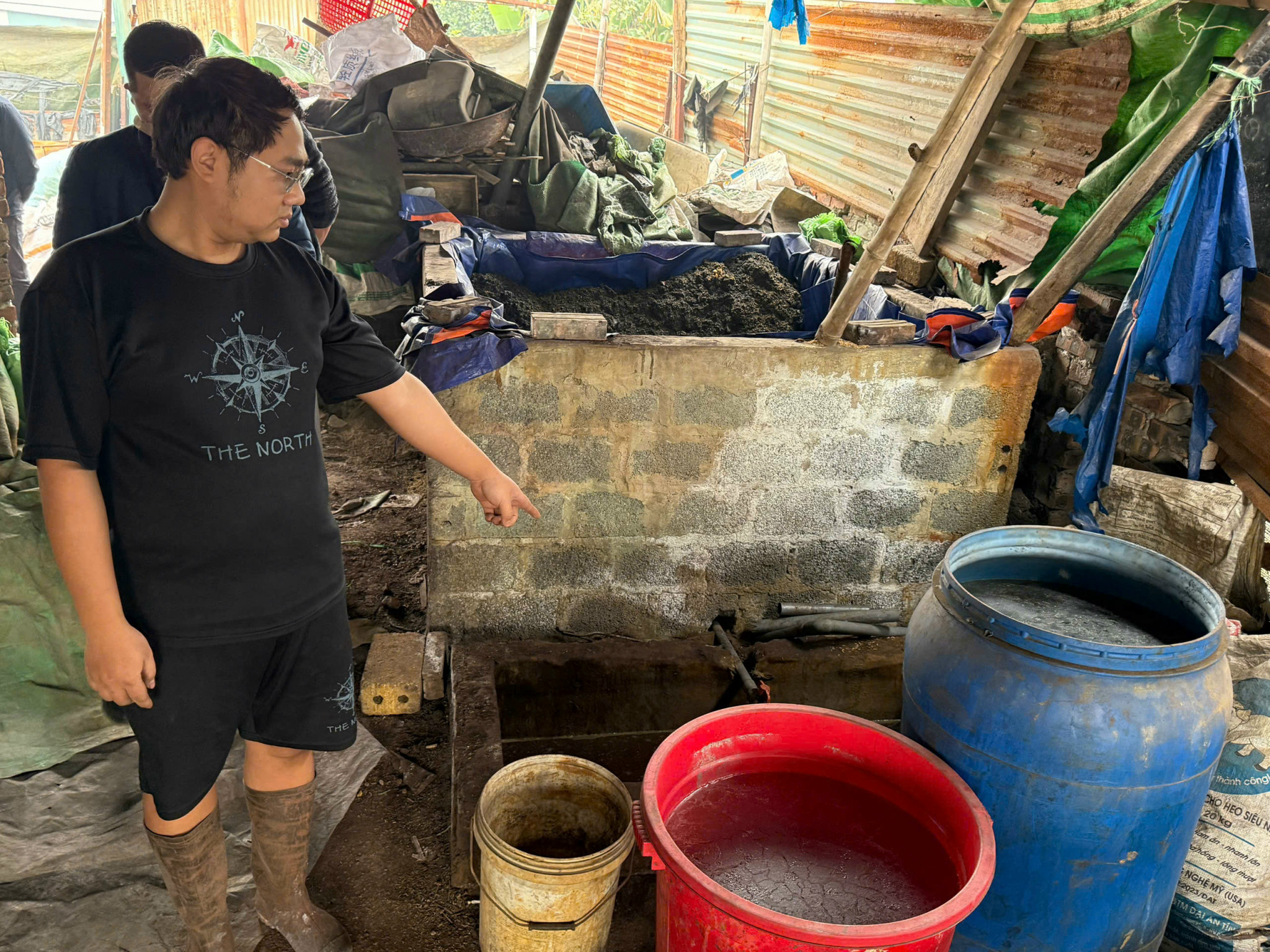 Tạm giữ 3 chủ xưởng phân kim xả 7 tấn chất thải nguy hại ra môi trường- Ảnh 5.