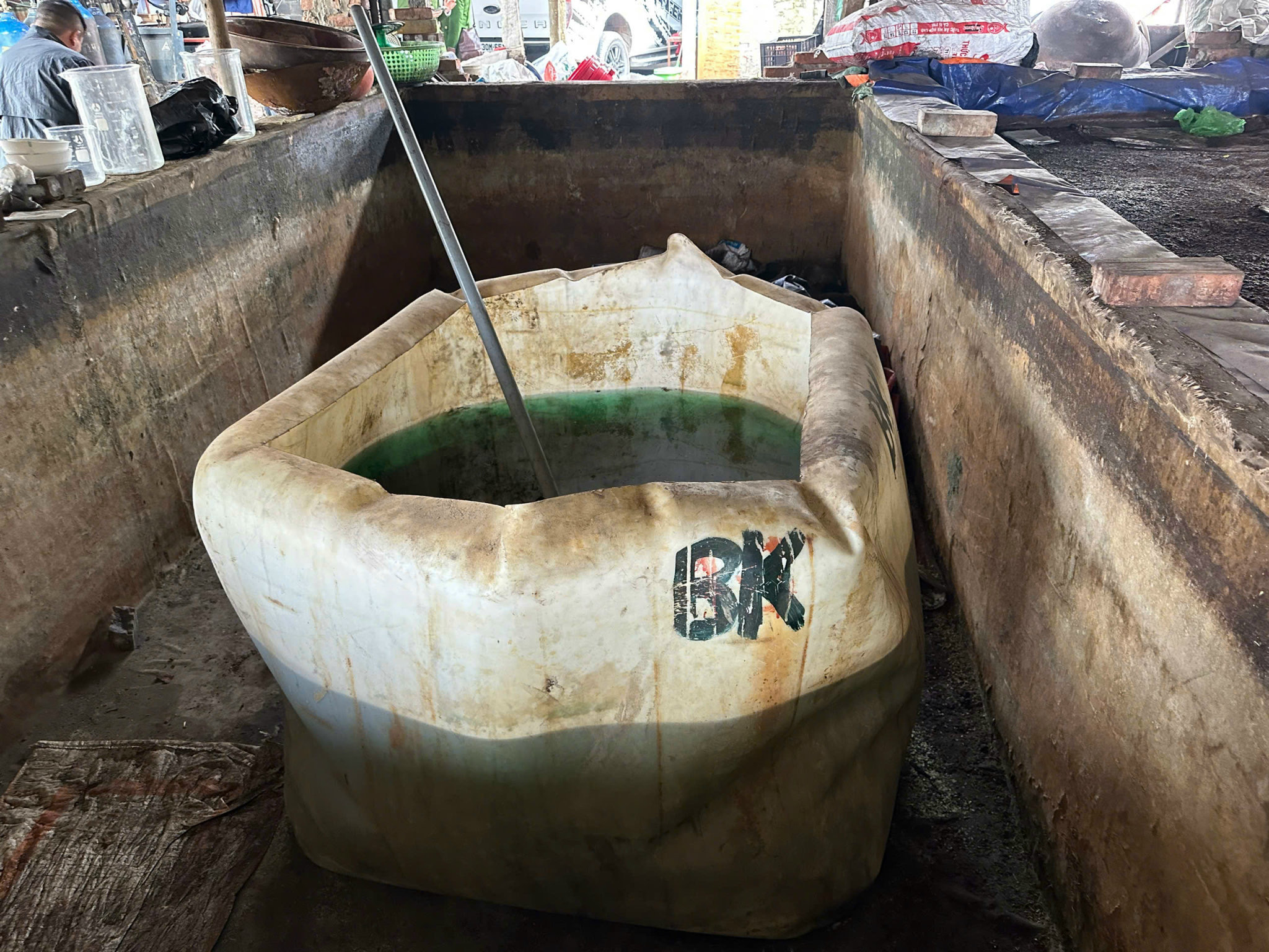 Tạm giữ 3 chủ xưởng phân kim xả 7 tấn chất thải nguy hại ra môi trường- Ảnh 4.