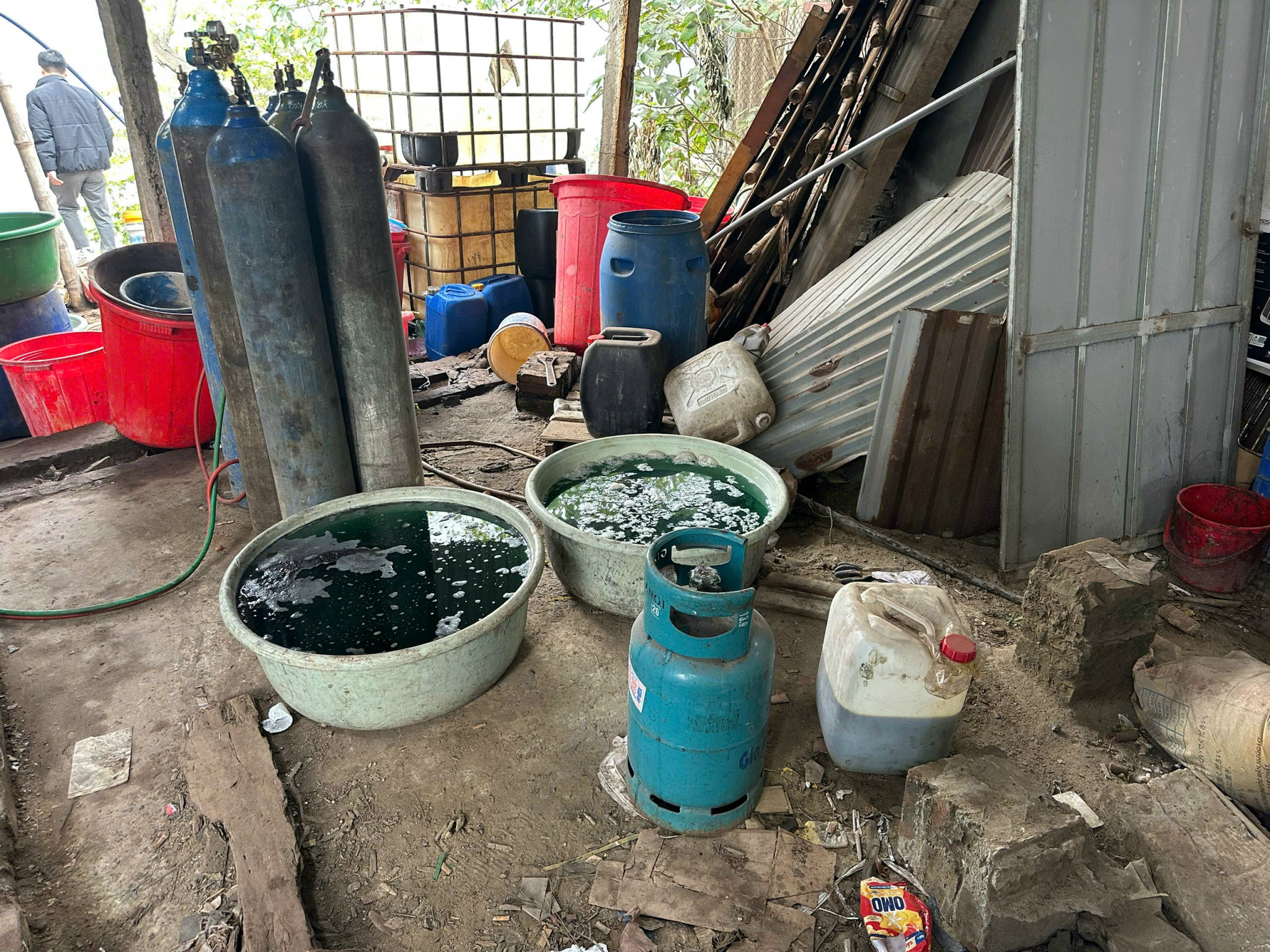 Tạm giữ 3 chủ xưởng phân kim xả 7 tấn chất thải nguy hại ra môi trường- Ảnh 9.