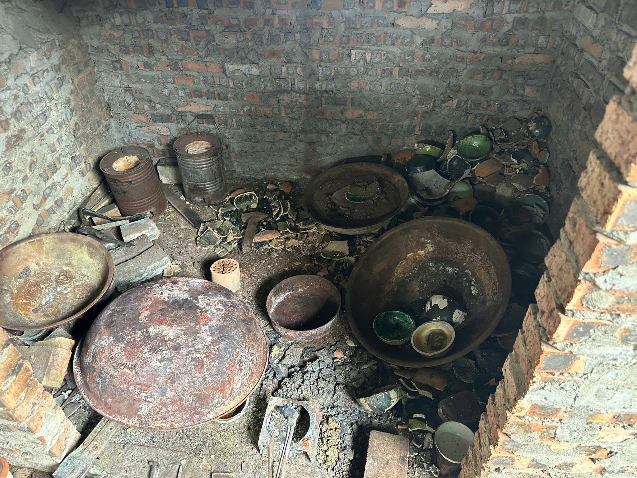 Tạm giữ 3 chủ xưởng phân kim xả 7 tấn chất thải nguy hại ra môi trường- Ảnh 3.