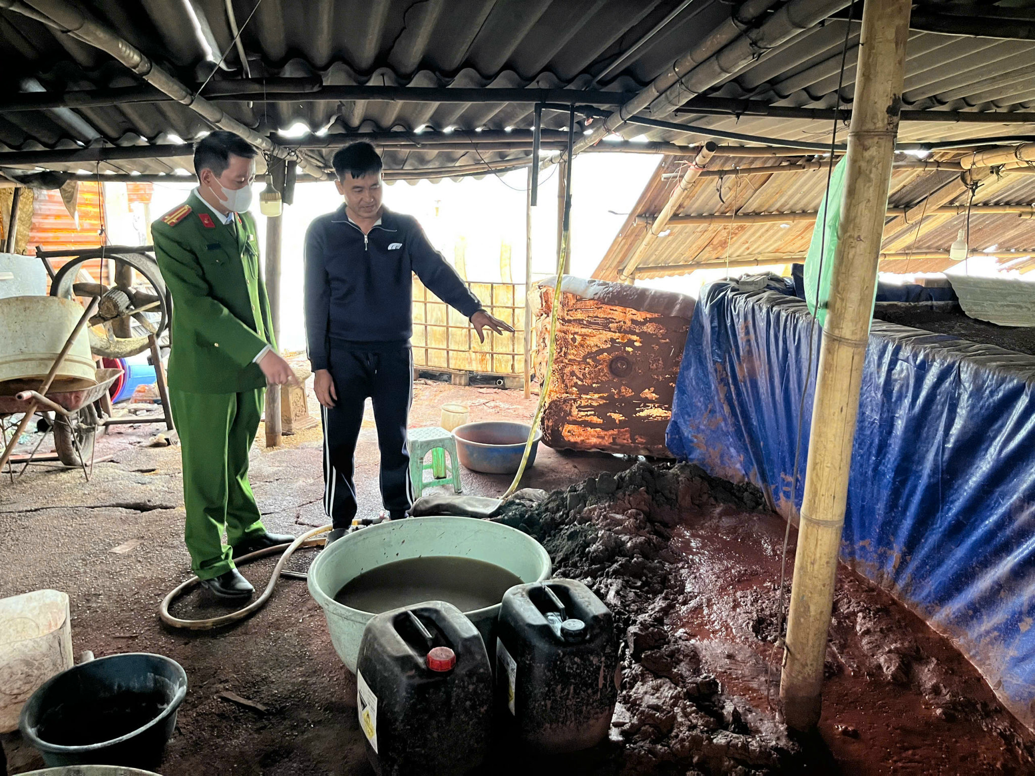 Tạm giữ 3 chủ xưởng phân kim xả 7 tấn chất thải nguy hại ra môi trường- Ảnh 1.