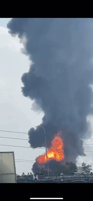 TP.HCM: Cháy xe bồn lan qua nhà máy ở xã Nhà Bè, lửa cao ngùn ngụt- Ảnh 3. TP.HCM: Cháy xe bồn lan qua nhà máy ở xã Nhà Bè, lửa cao ngùn ngụt- Ảnh 3.