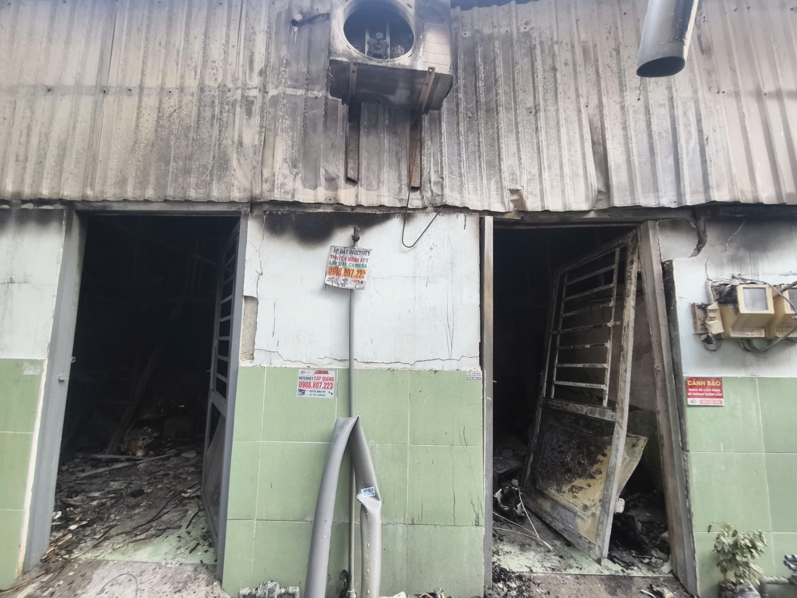 TP.HCM: Cháy rụi 4 phòng trọ ở đường Huỳnh Tấn Phát- Ảnh 3. TP.HCM: Cháy rụi 4 phòng trọ ở đường Huỳnh Tấn Phát- Ảnh 3.