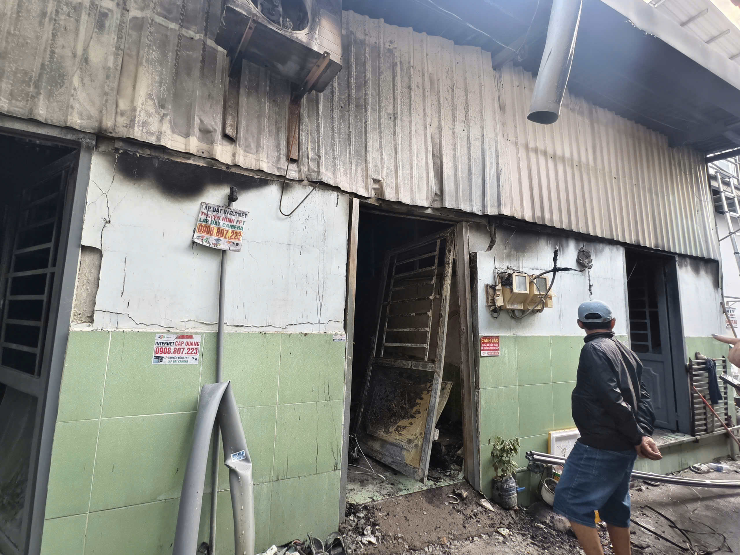 TP.HCM: Cháy rụi 4 phòng trọ ở đường Huỳnh Tấn Phát- Ảnh 1. TP.HCM: Cháy rụi 4 phòng trọ ở đường Huỳnh Tấn Phát- Ảnh 1.