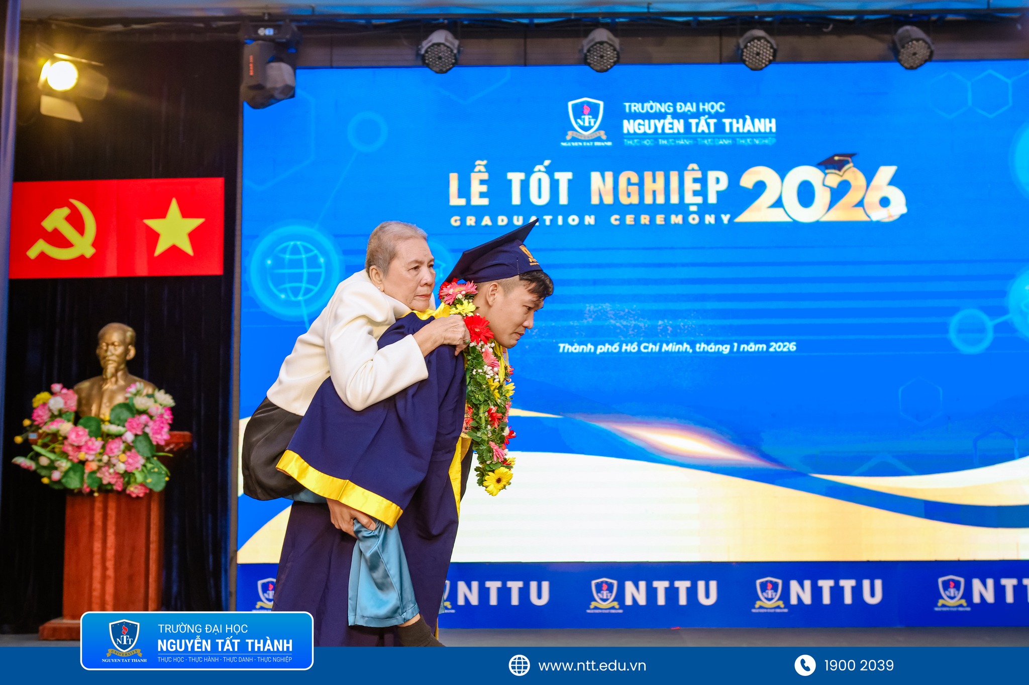 Khoảnh khắc lay động con tim: Cử nhân tốt nghiệp xuất sắc cõng mẹ - Ảnh 1. Khoảnh khắc lay động con tim: Cử nhân tốt nghiệp xuất sắc cõng mẹ - Ảnh 1.