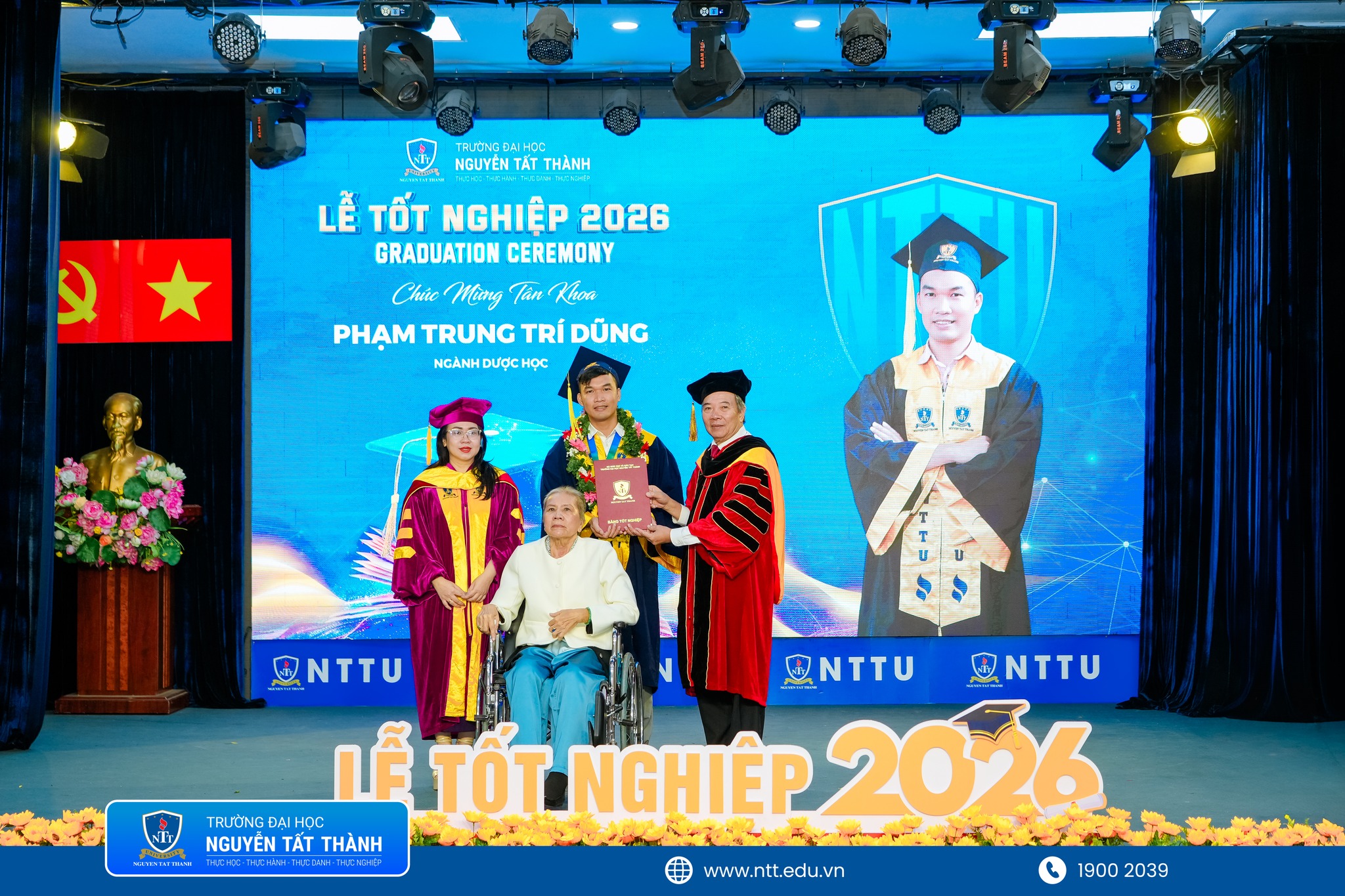 Khoảnh khắc lay động con tim: Cử nhân tốt nghiệp xuất sắc cõng mẹ - Ảnh 2. Khoảnh khắc lay động con tim: Cử nhân tốt nghiệp xuất sắc cõng mẹ - Ảnh 2.