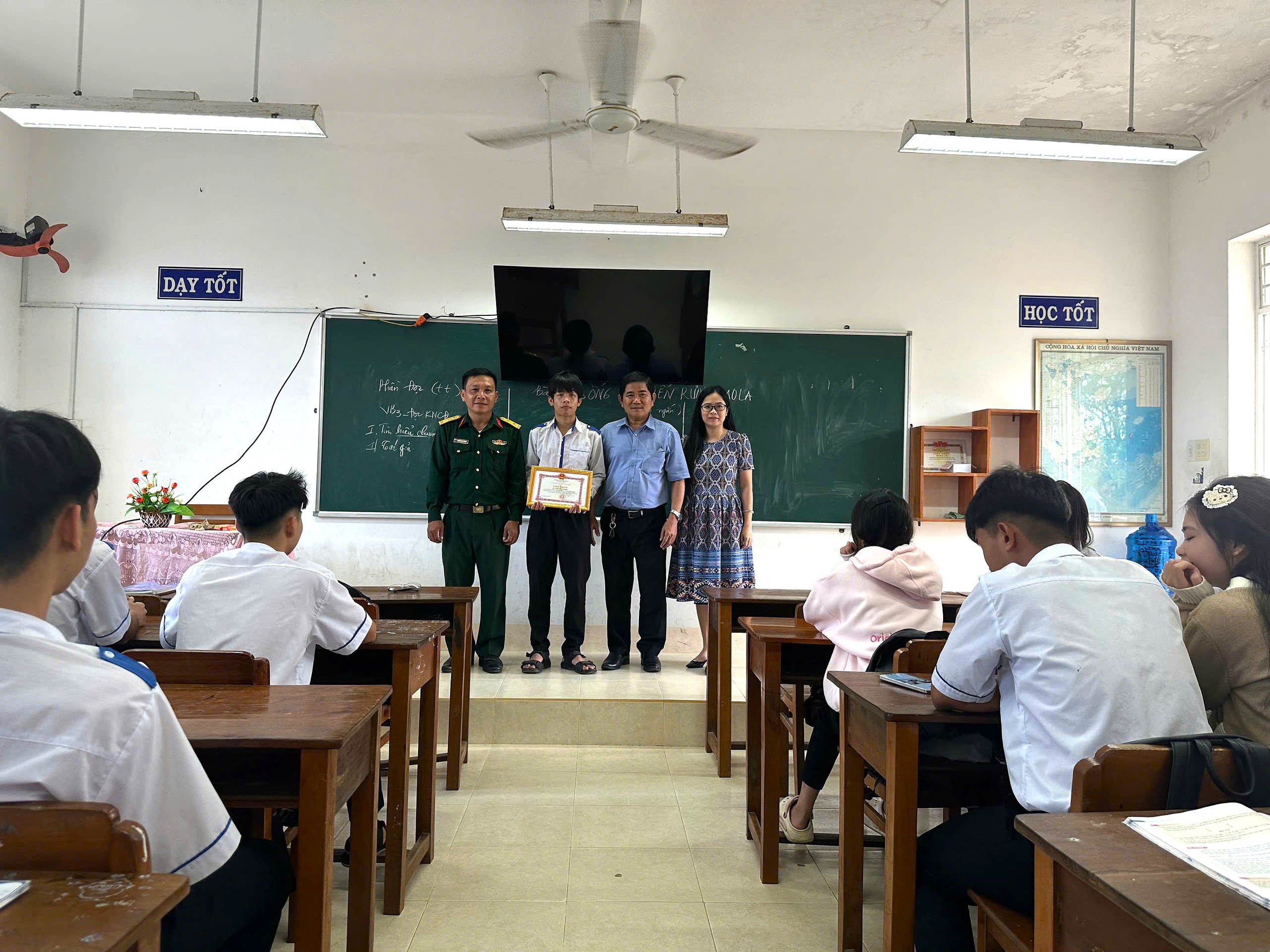 Vụ máy bay rơi ở Đắk Lắk: Biểu dương học sinh hỗ trợ phi công- Ảnh 1. Vụ máy bay rơi ở Đắk Lắk: Biểu dương học sinh hỗ trợ phi công- Ảnh 1.