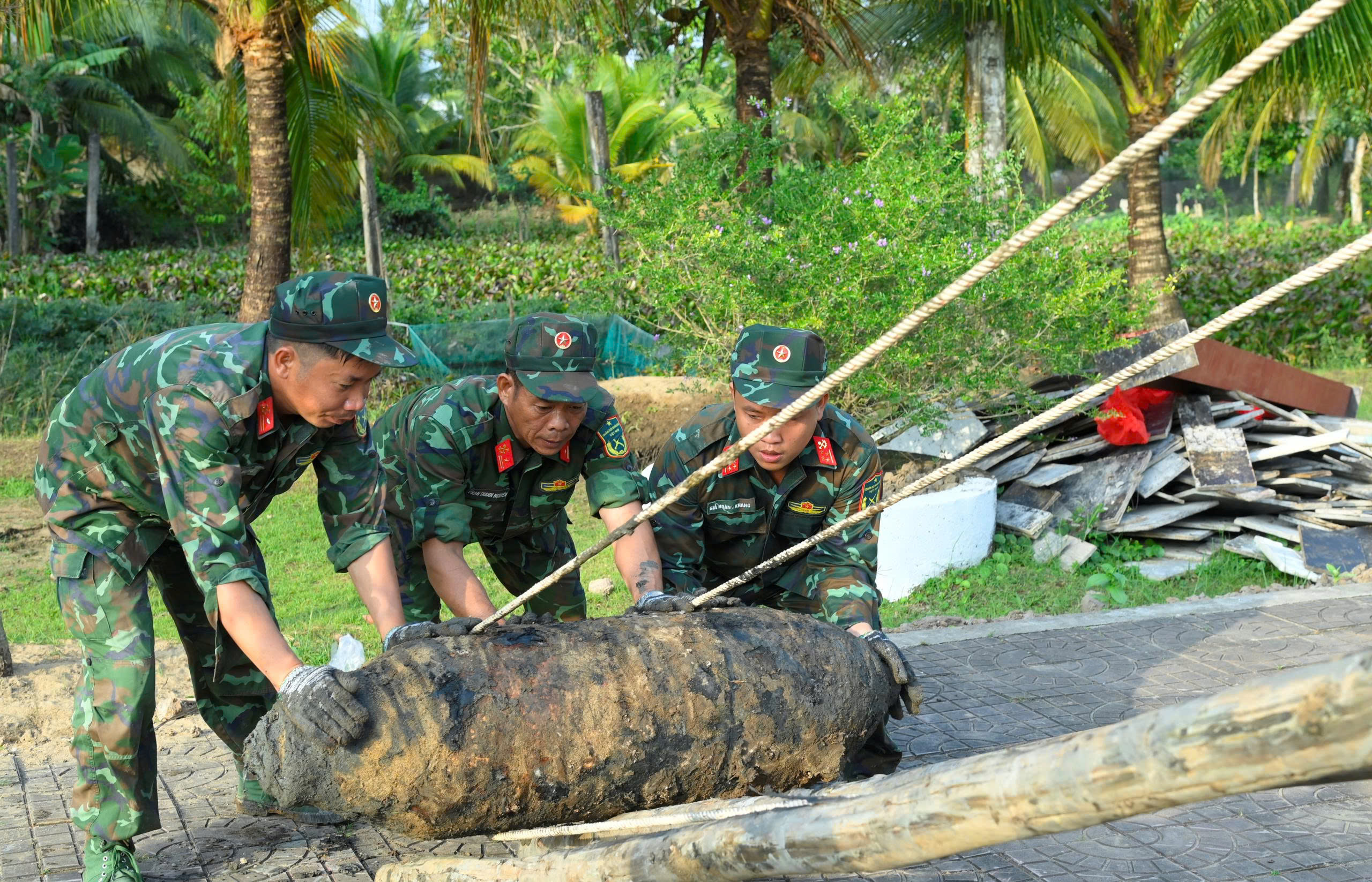 Cà Mau: Bàn giao 8 quả bom cho Lữ đoàn Công binh để hủy nổ - Ảnh 1. Cà Mau: Bàn giao 8 quả bom cho Lữ đoàn Công binh để hủy nổ - Ảnh 1.