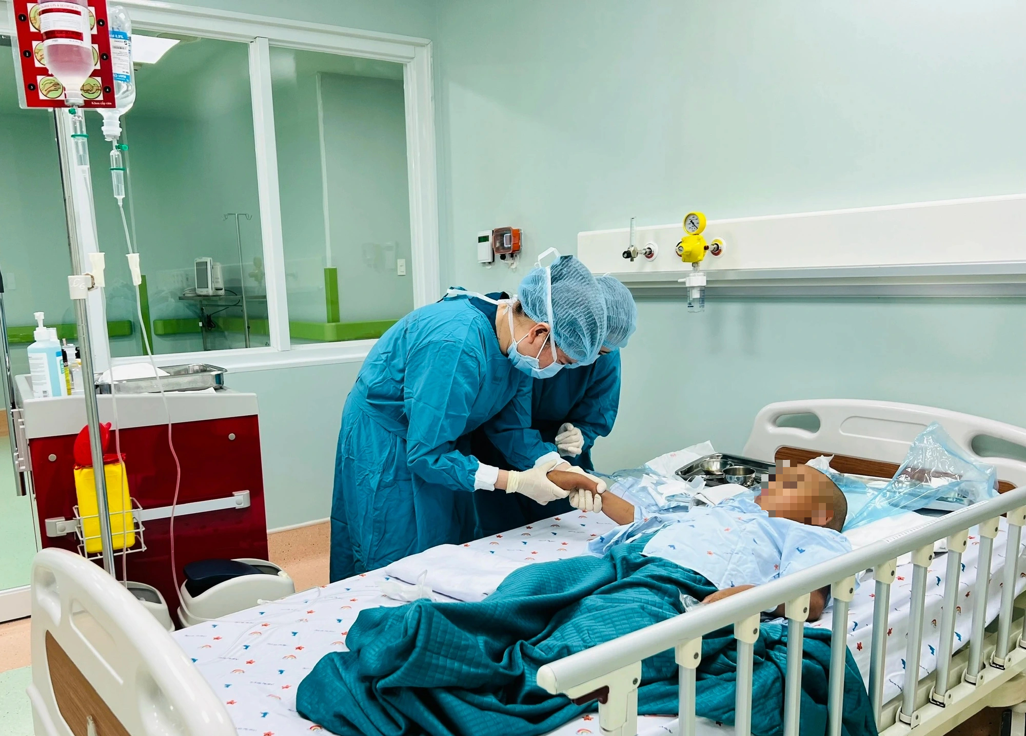 TP.HCM: Anh trai 10 tuổi hiến tế bào gốc cứu em 8 tuổi bị suy tủy nặng- Ảnh 1.