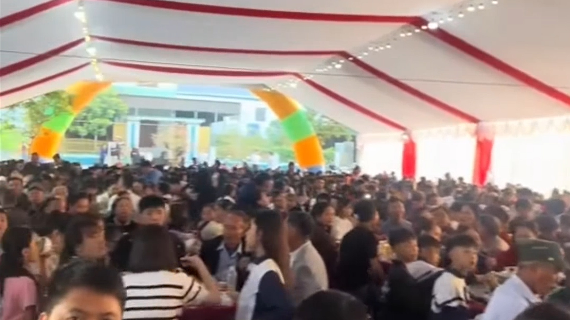 Nhà Đình Bắc mở cỗ vui như hội, 'Vua phá lưới châu Á' ký tặng mỏi tay - Ảnh 3. Nhà Đình Bắc mở cỗ vui như hội, 'Vua phá lưới châu Á' ký tặng mỏi tay - Ảnh 3.