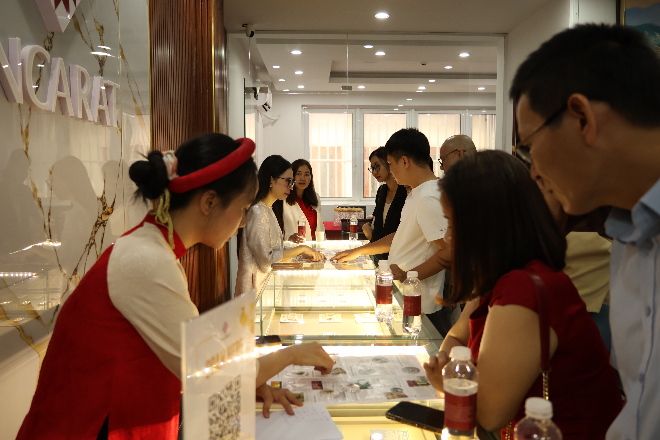 Mổ xẻ chuyện giá bạc dồn dập 'tăng rất nhanh và giảm rất sâu' - Ảnh 2.