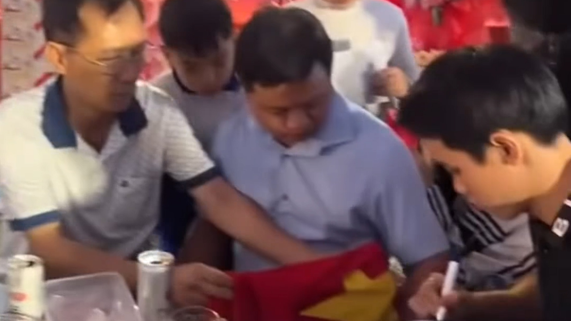 Nhà Đình Bắc mở cỗ vui như hội, 'Vua phá lưới châu Á' ký tặng mỏi tay - Ảnh 6. Nhà Đình Bắc mở cỗ vui như hội, 'Vua phá lưới châu Á' ký tặng mỏi tay - Ảnh 6.