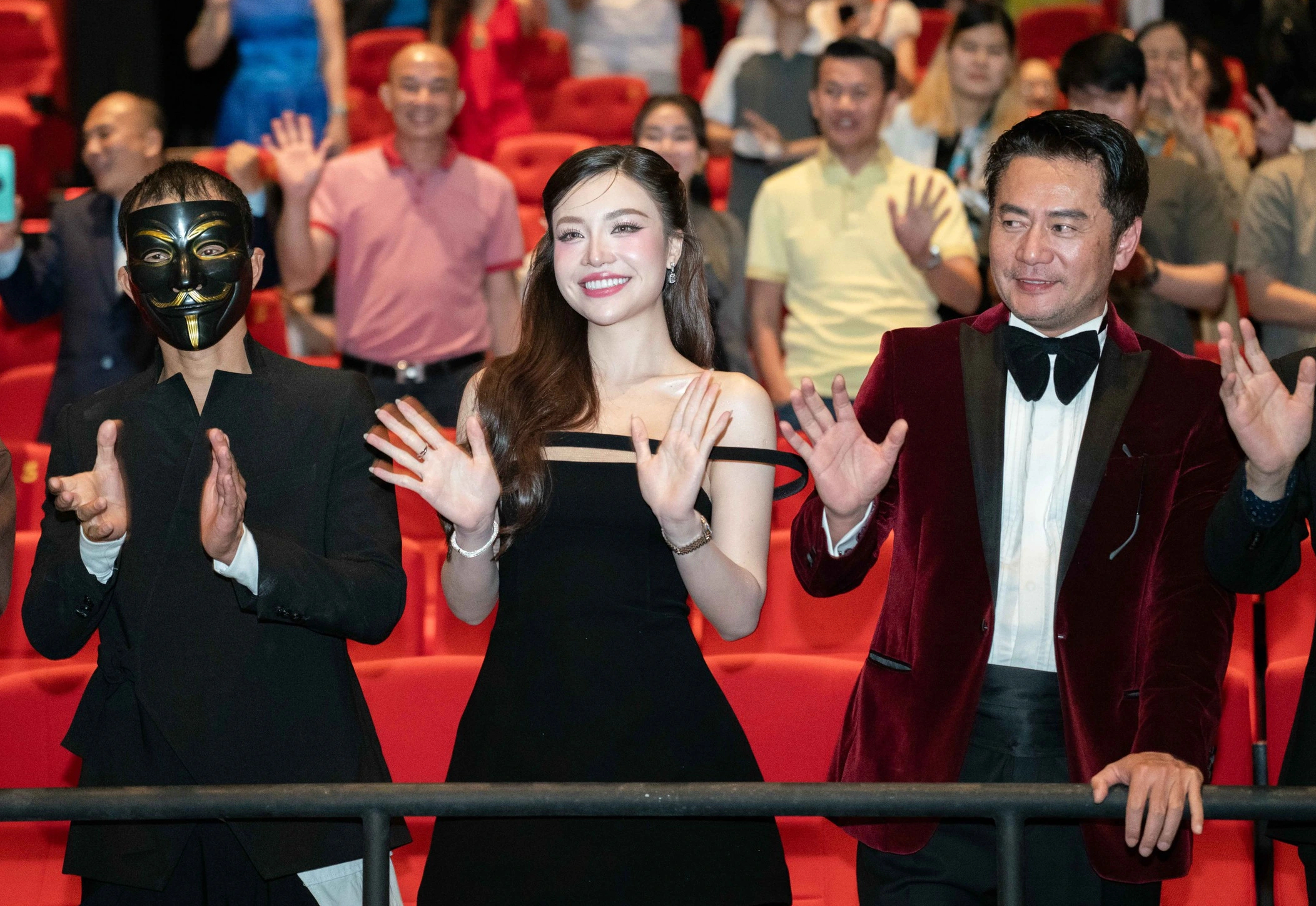 Trương Minh Cường 't&igrave;nh tứ' b&ecirc;n người đẹp Thuỳ Vi tại sự kiện ra mắt phim mới - Ảnh 6.