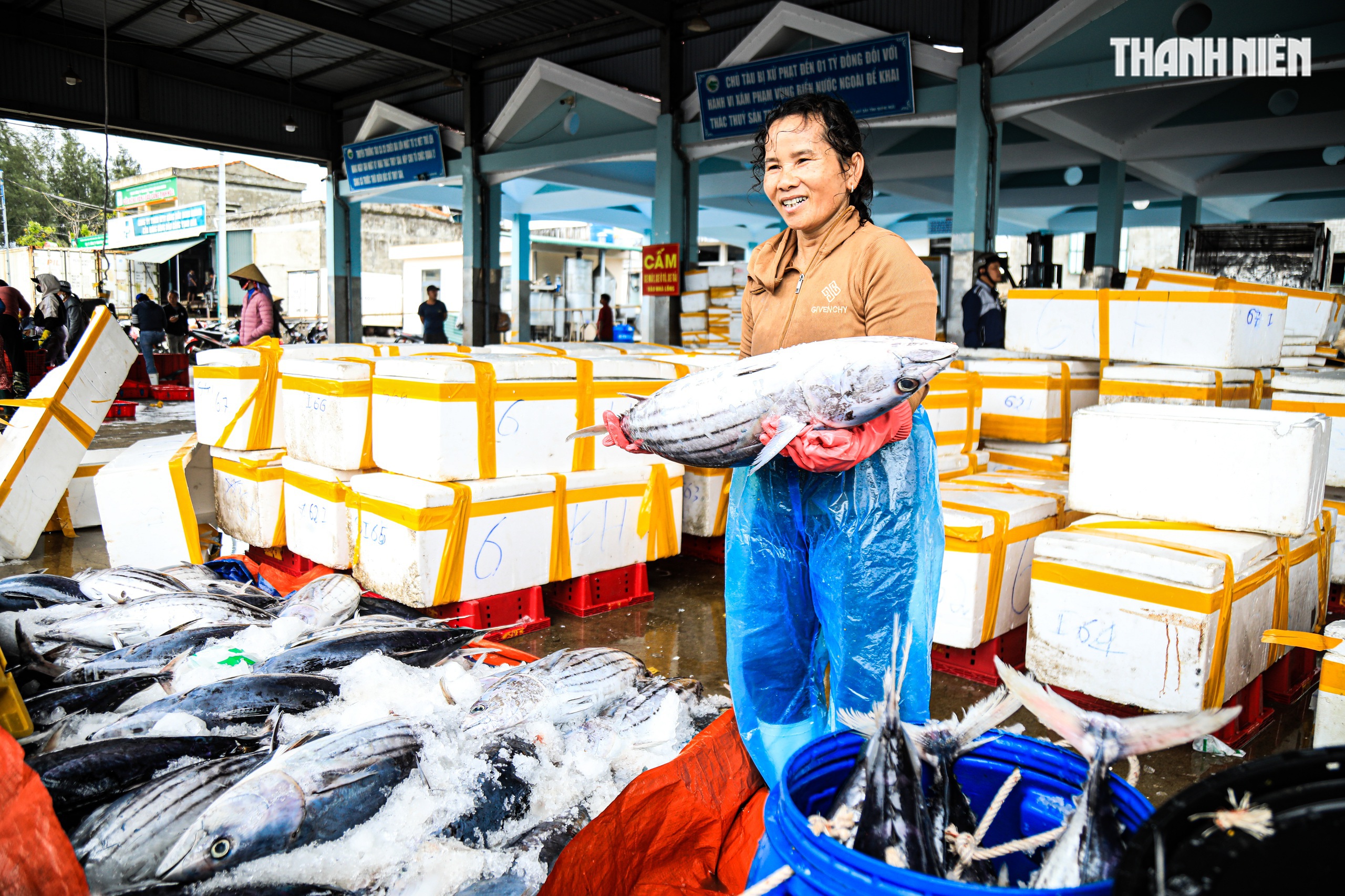 Cảng cá Quảng Ngãi rộn ràng phiên biển cuối năm: Mệt mấy cũng vui- Ảnh 2. Cảng cá Quảng Ngãi rộn ràng phiên biển cuối năm: Mệt mấy cũng vui- Ảnh 2.