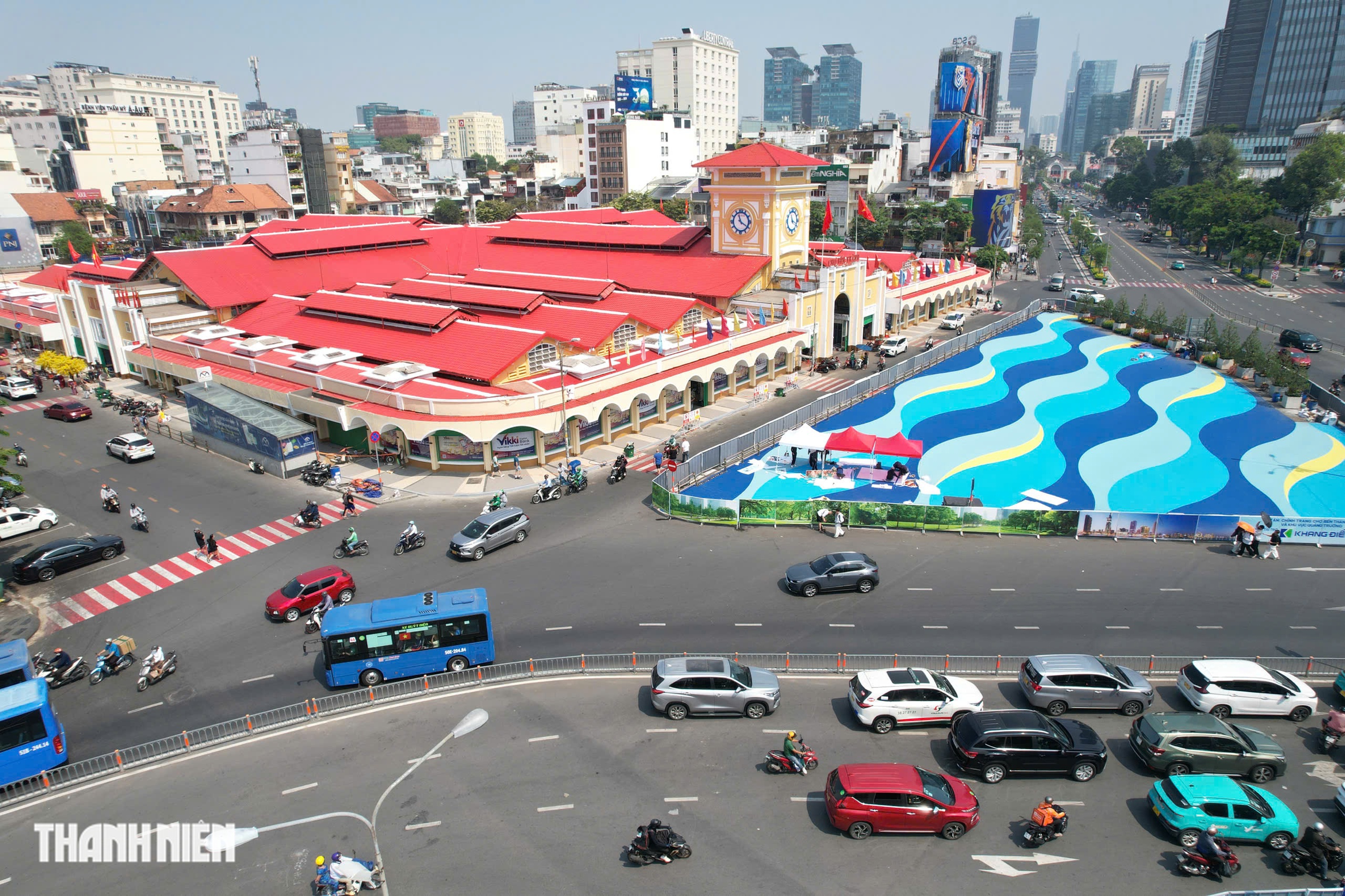 H&igrave;nh ảnh khu vực chợ Bến Th&agrave;nh kh&aacute;c lạ sau khi được sơn mới - Ảnh 2.