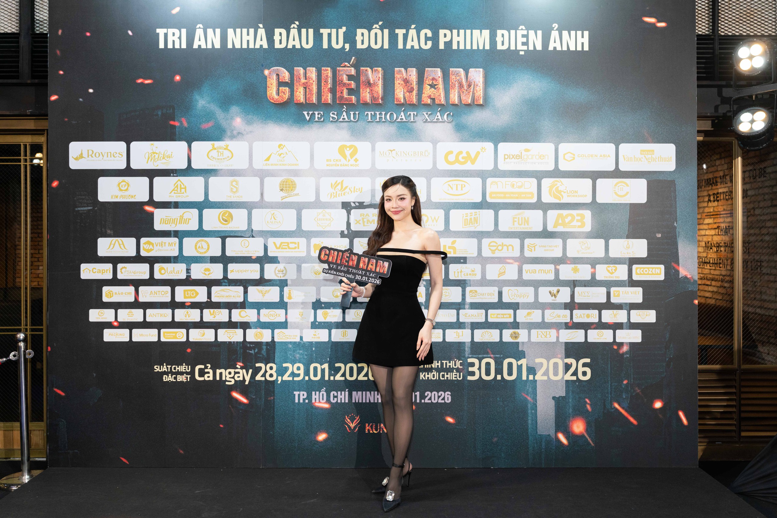 Trương Minh Cường 't&igrave;nh tứ' b&ecirc;n người đẹp Thuỳ Vi tại sự kiện ra mắt phim mới - Ảnh 2.