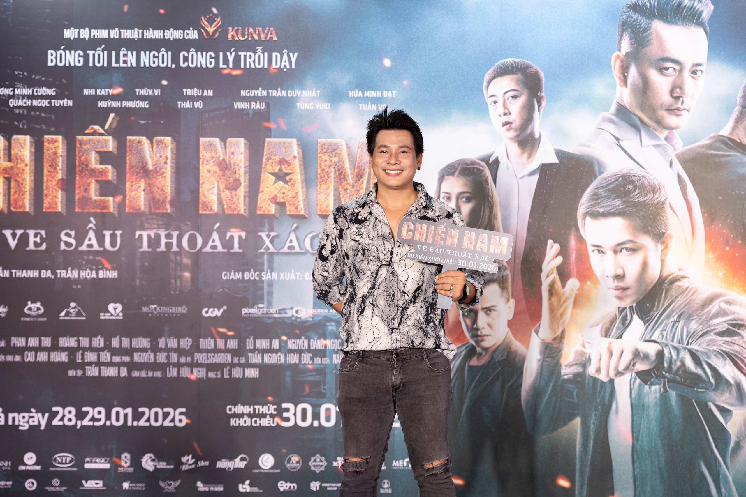 Trương Minh Cường 't&igrave;nh tứ' b&ecirc;n người đẹp Thuỳ Vi tại sự kiện ra mắt phim mới - Ảnh 3.