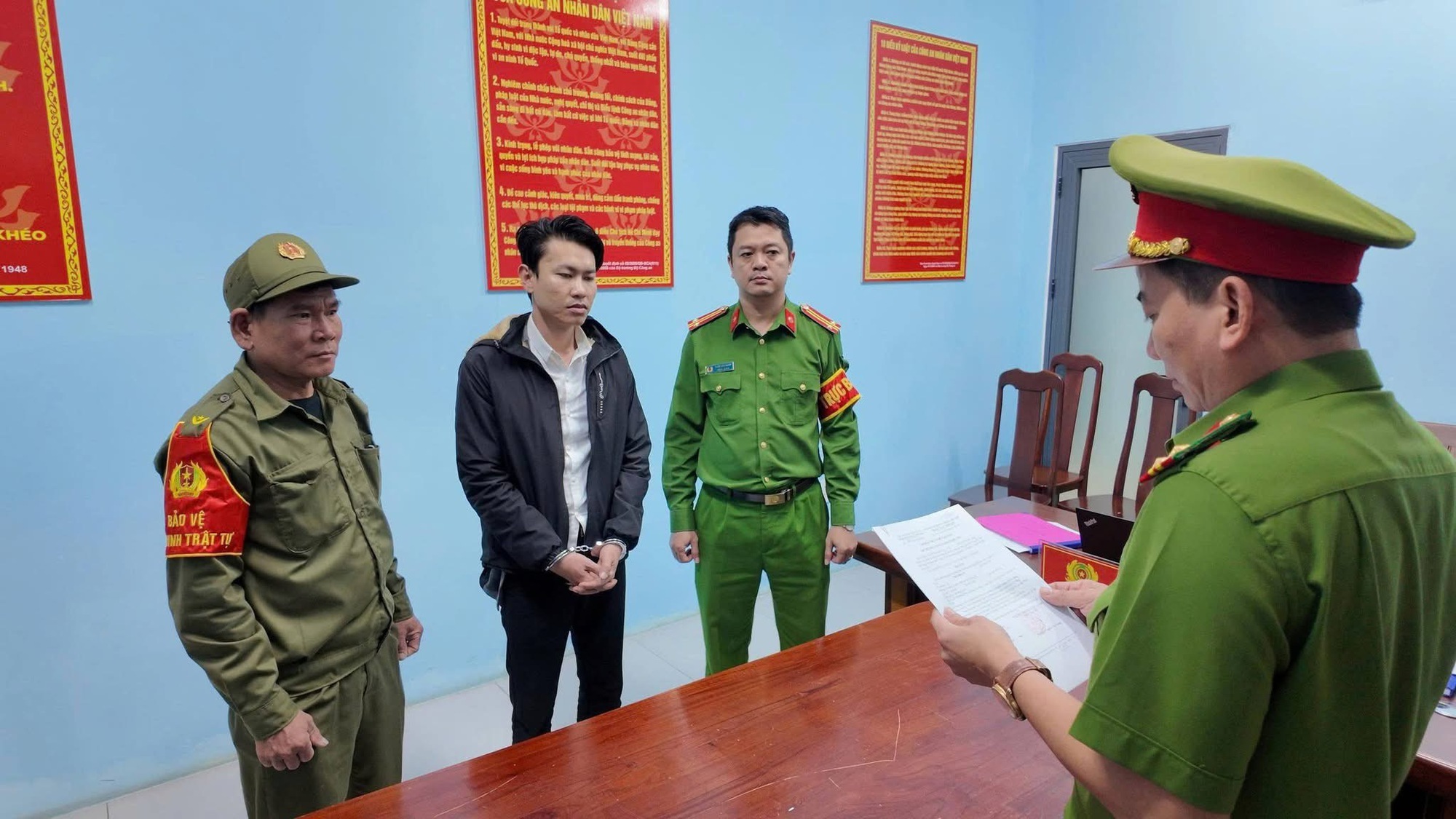 Bắt giam người đàn ông gây rối, hành hung người khác sau va chạm giao thông- Ảnh 2.