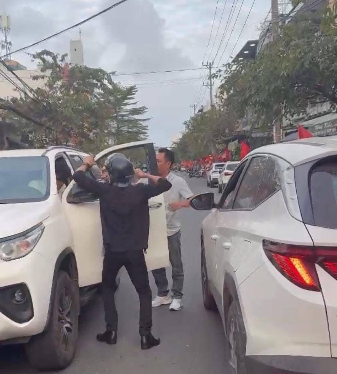 Bắt giam người đàn ông gây rối, hành hung người khác sau va chạm giao thông- Ảnh 1.