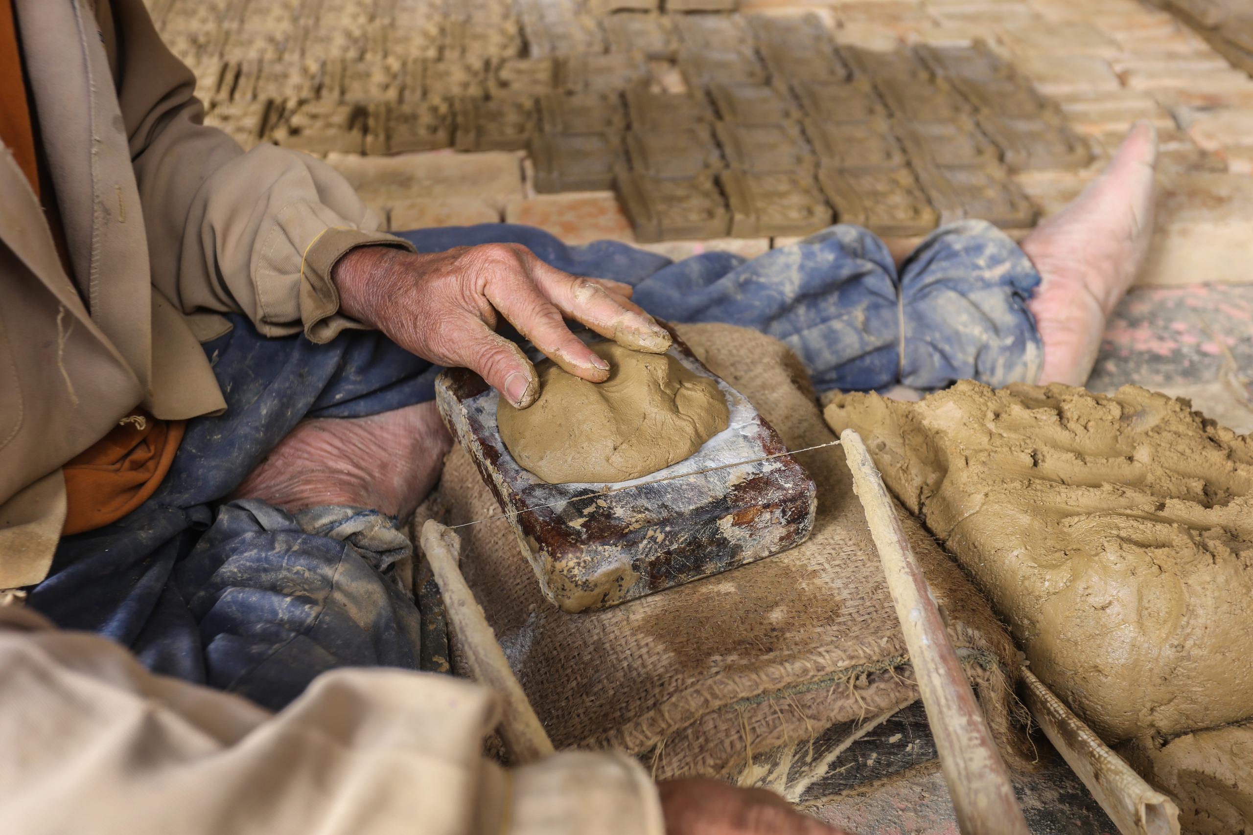 Nặn tượng ông Táo: Nghề truyền thống còn lại giữa nhịp sống hiện đại tại Địa Linh - Ảnh 3.