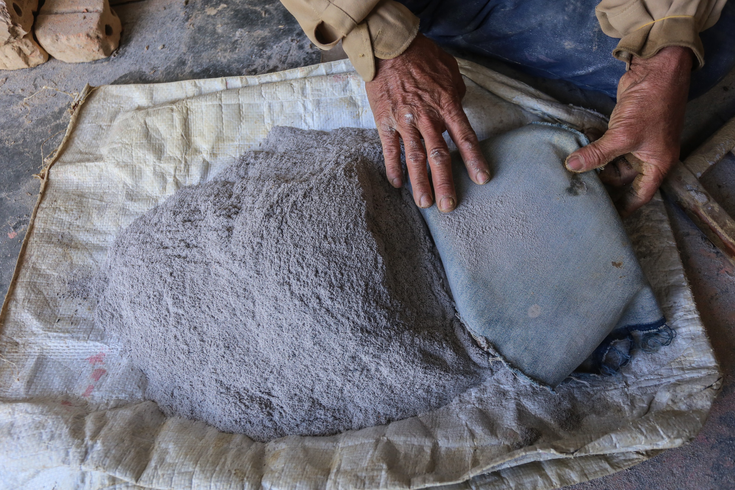 Nặn tượng ông Táo: Nghề truyền thống còn lại giữa nhịp sống hiện đại tại Địa Linh - Ảnh 2.