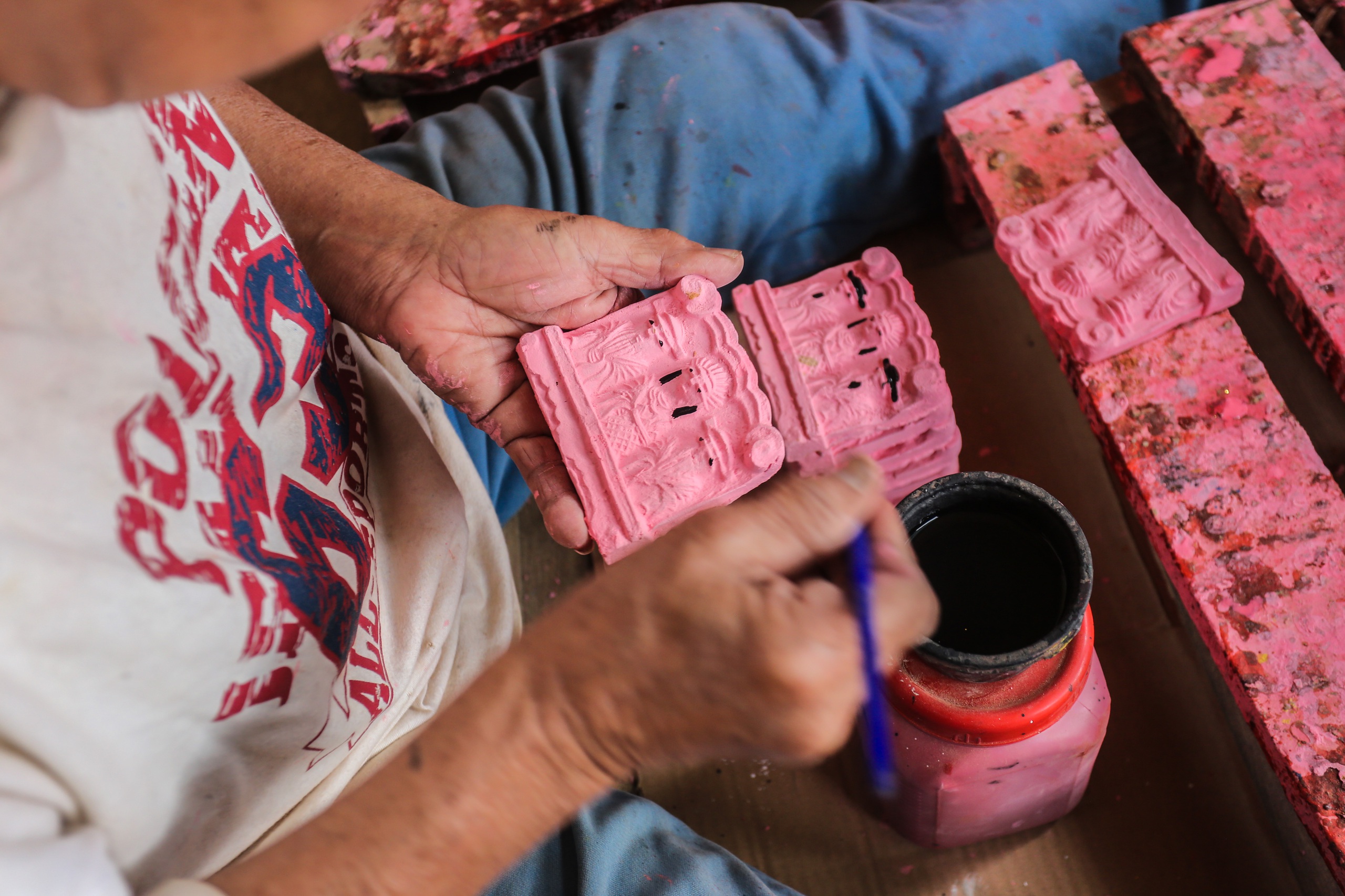 Nặn tượng ông Táo: Nghề truyền thống còn lại giữa nhịp sống hiện đại tại Địa Linh - Ảnh 9.