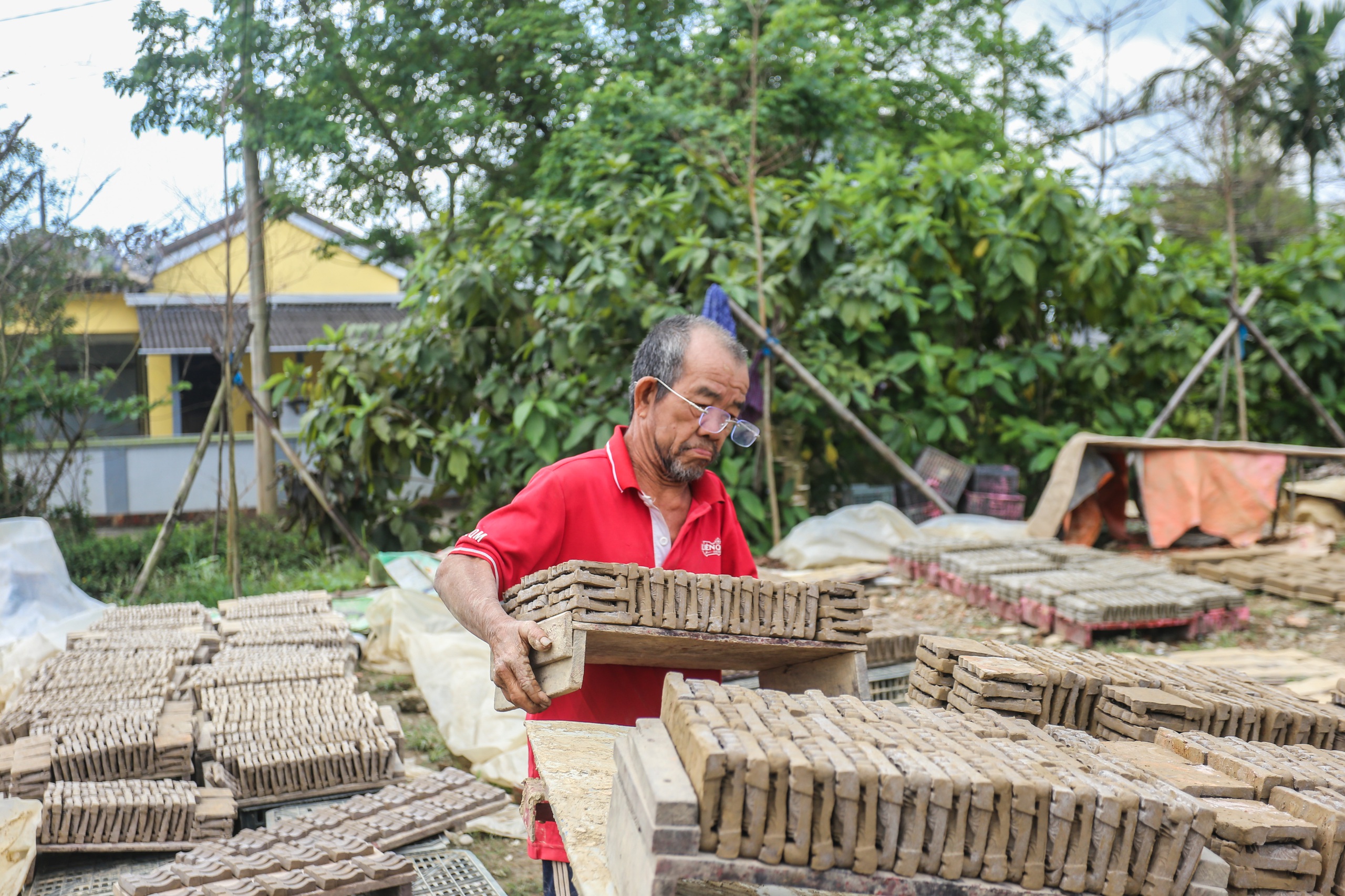 Nặn tượng ông Táo: Nghề truyền thống còn lại giữa nhịp sống hiện đại tại Địa Linh - Ảnh 4.