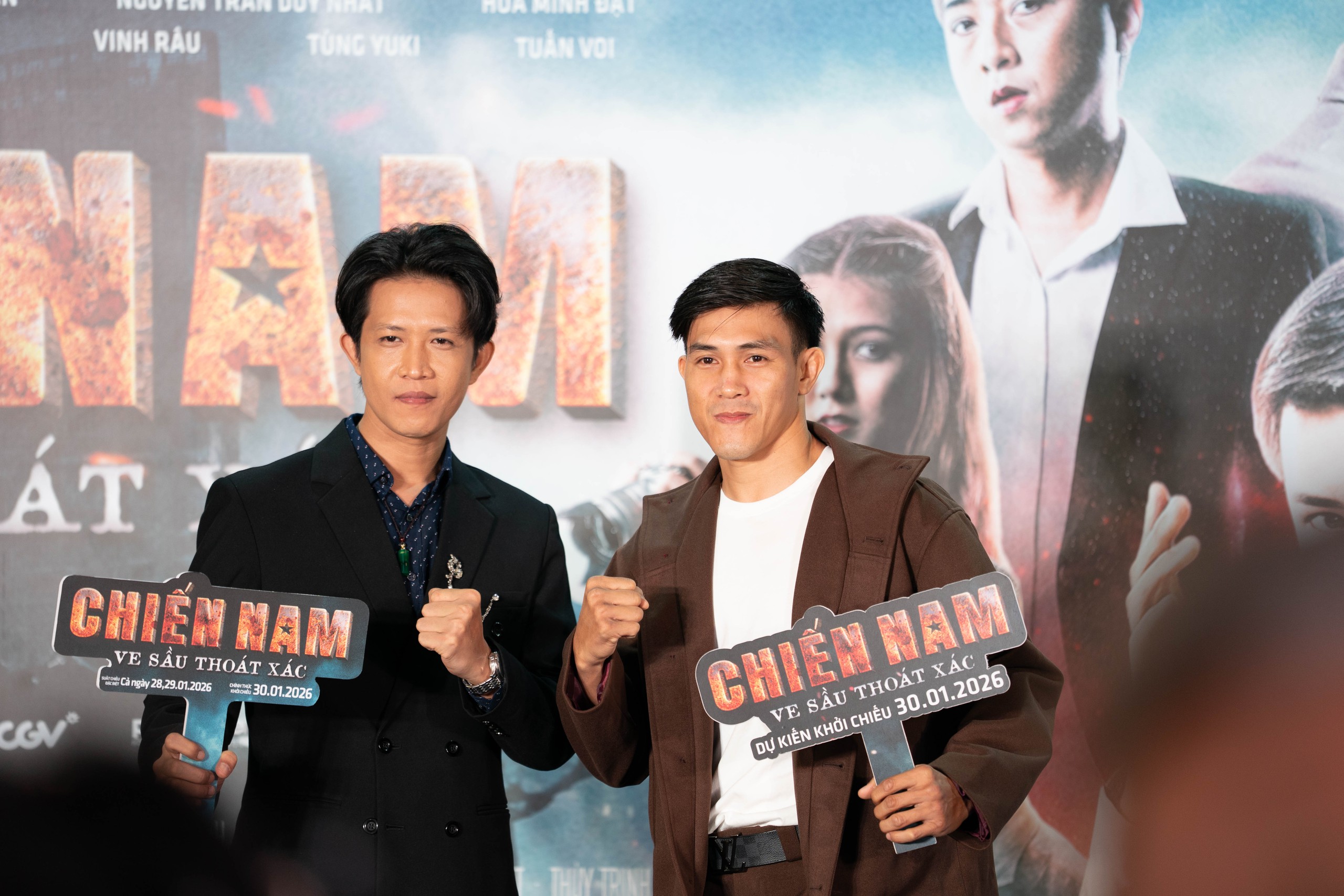 Trương Minh Cường 't&igrave;nh tứ' b&ecirc;n người đẹp Thuỳ Vi tại sự kiện ra mắt phim mới - Ảnh 4.