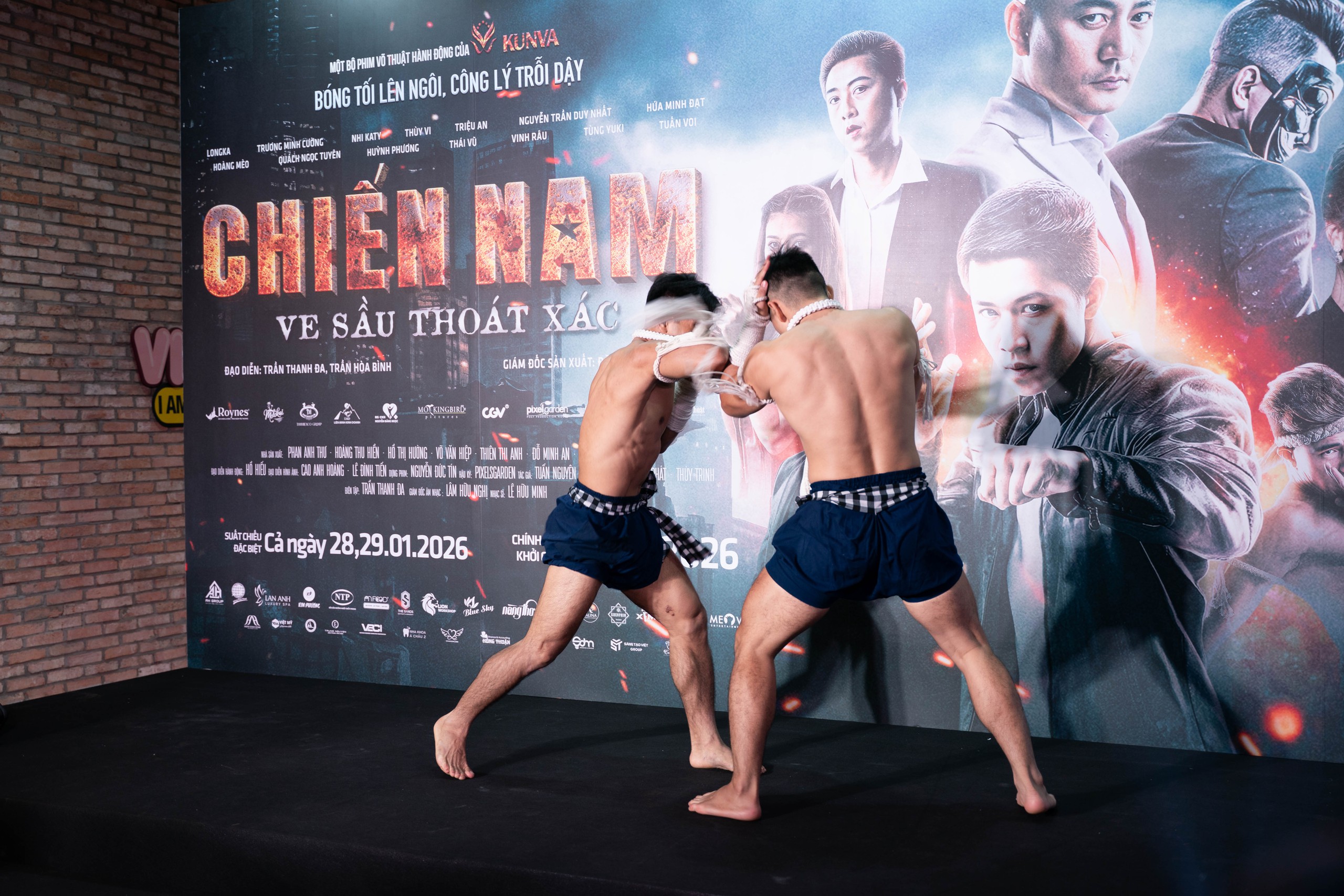 Trương Minh Cường 't&igrave;nh tứ' b&ecirc;n người đẹp Thuỳ Vi tại sự kiện ra mắt phim mới - Ảnh 7.