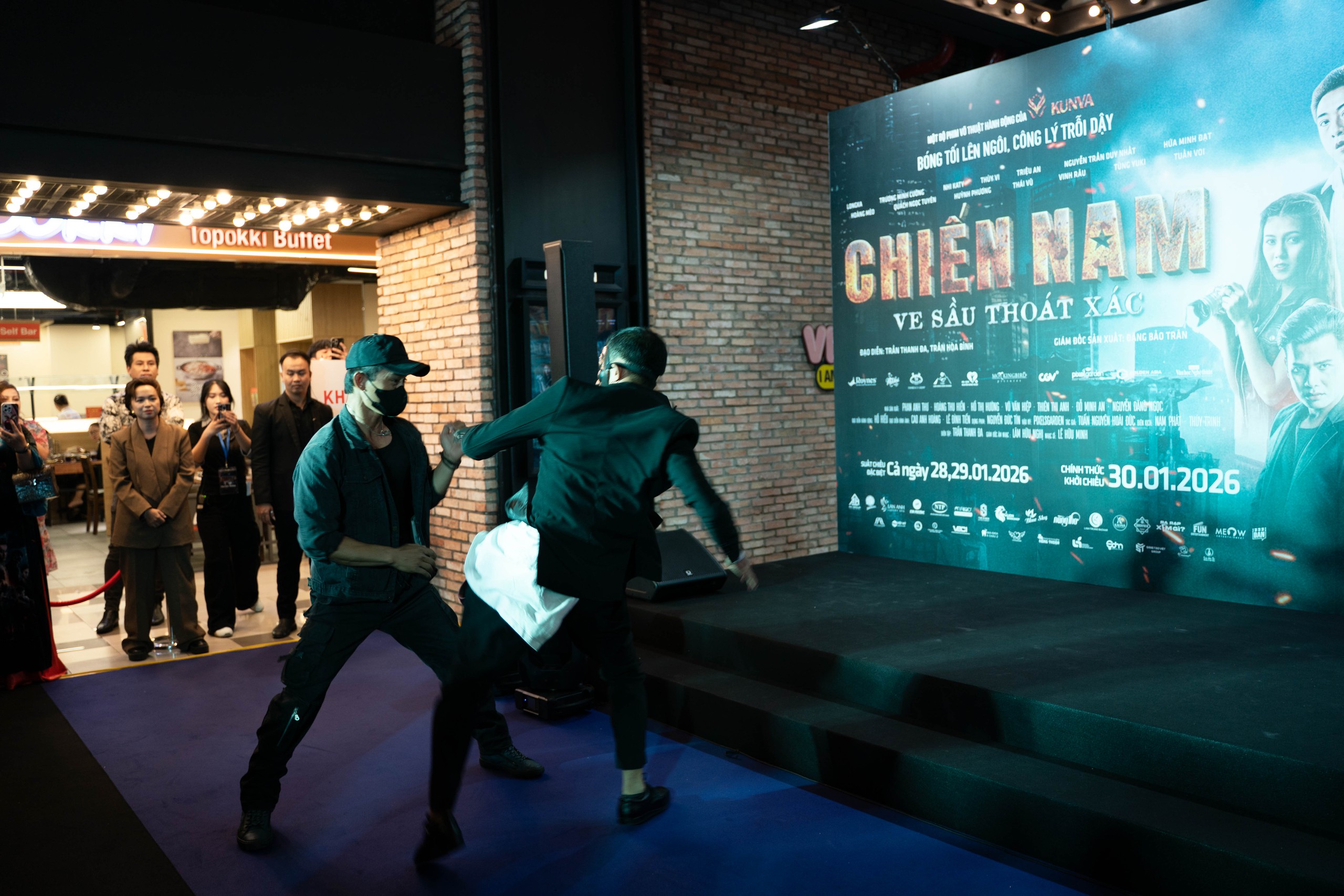 Trương Minh Cường 't&igrave;nh tứ' b&ecirc;n người đẹp Thuỳ Vi tại sự kiện ra mắt phim mới - Ảnh 8.