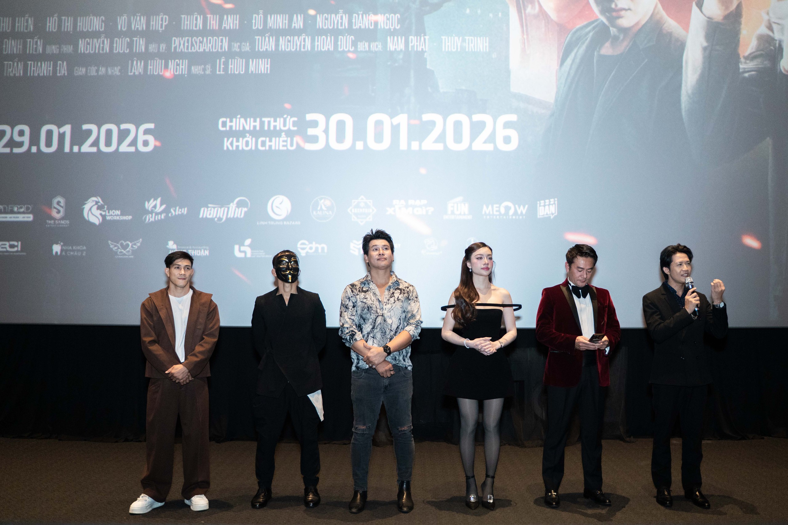 Trương Minh Cường 't&igrave;nh tứ' b&ecirc;n người đẹp Thuỳ Vi tại sự kiện ra mắt phim mới - Ảnh 1.