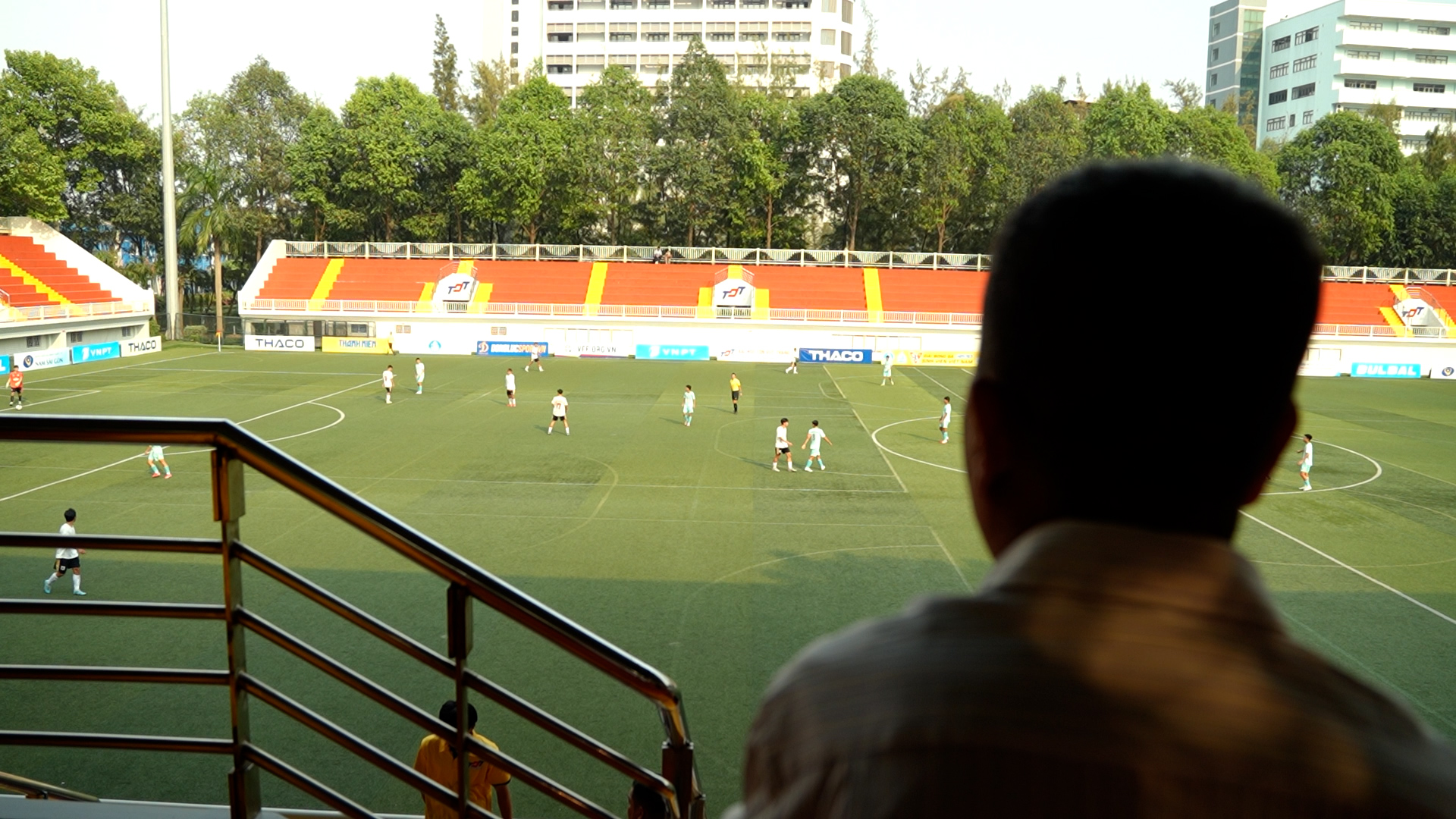 CĐV xa xứ tiếp lửa ĐH Trà Vinh ở trận play-off - Ảnh 2. CĐV xa xứ tiếp lửa ĐH Trà Vinh ở trận play-off - Ảnh 2.