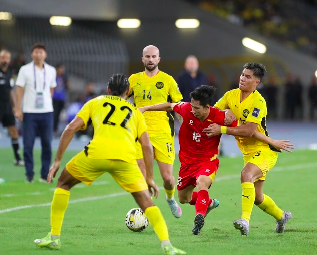 Nếu Malaysia vẫn cho cả 7 cầu thủ nhập tịch lậu tái đấu Việt Nam: Thầy Kim cần làm gì?
- Ảnh 1. Nếu Malaysia vẫn cho cả 7 cầu thủ nhập tịch lậu tái đấu Việt Nam: Thầy Kim cần làm gì?
- Ảnh 1.