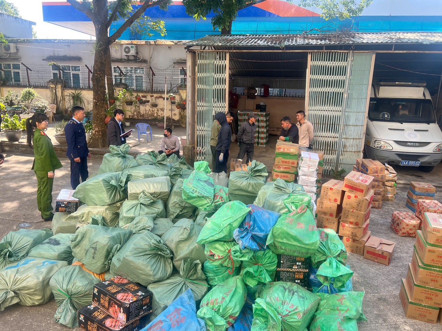 Bắt giữ gần 4 tấn thực phẩm không rõ nguồn tại Móng Cái chuẩn bị cho tết 2026 - Ảnh 2. Bắt giữ gần 4 tấn thực phẩm không rõ nguồn tại Móng Cái chuẩn bị cho tết 2026 - Ảnh 2.