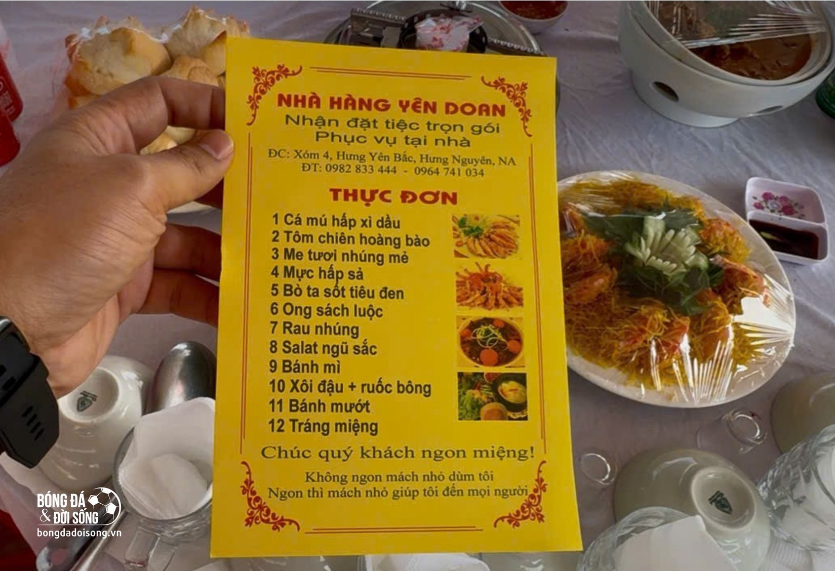 Nhà Đình Bắc mở cỗ vui như hội, 'Vua phá lưới châu Á' ký tặng mỏi tay - Ảnh 2. Nhà Đình Bắc mở cỗ vui như hội, 'Vua phá lưới châu Á' ký tặng mỏi tay - Ảnh 2.