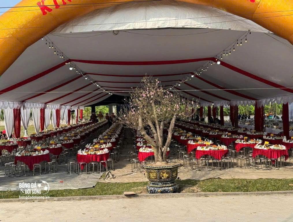 Nhà Đình Bắc mở cỗ vui như hội, 'Vua phá lưới châu Á' ký tặng mỏi tay - Ảnh 1. Nhà Đình Bắc mở cỗ vui như hội, 'Vua phá lưới châu Á' ký tặng mỏi tay - Ảnh 1.