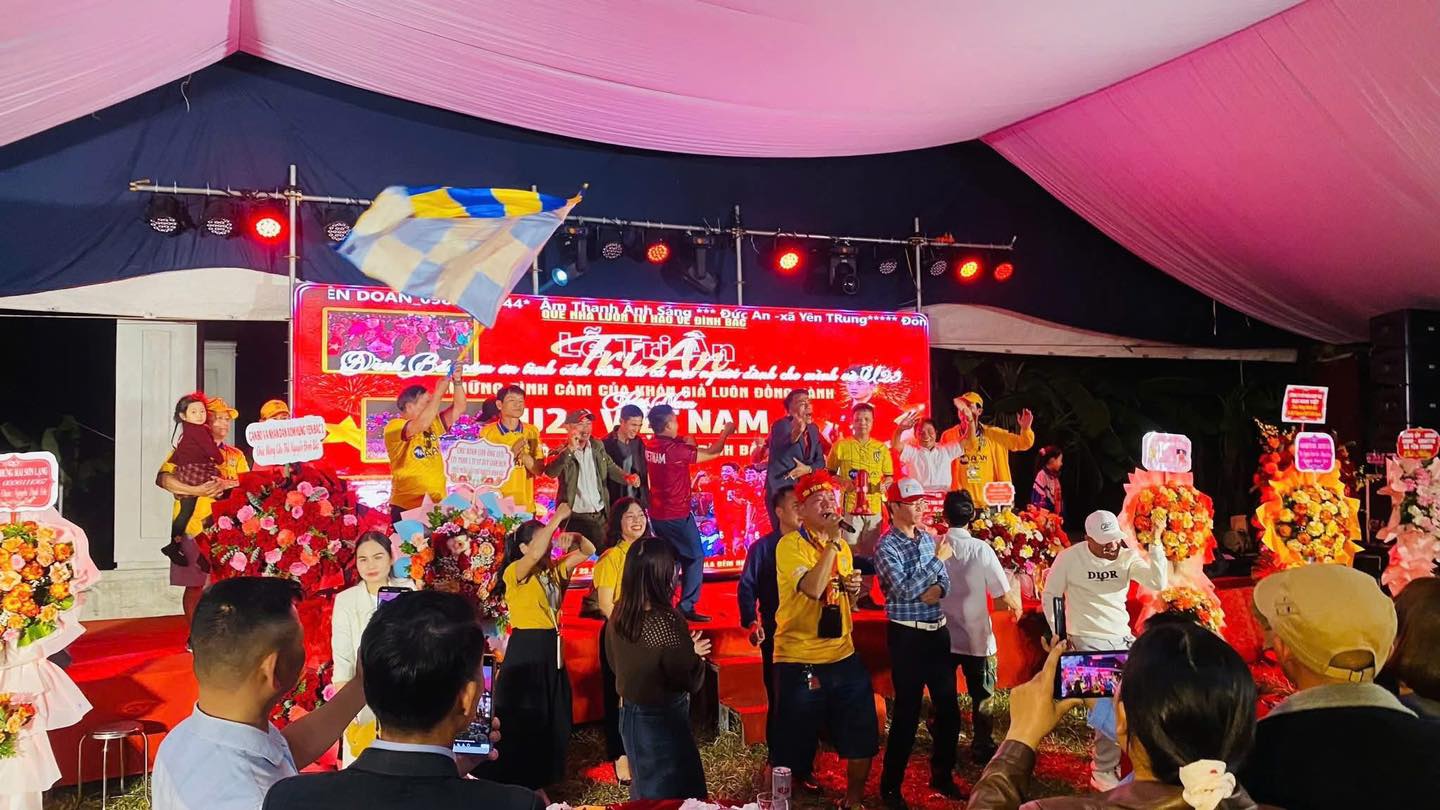 Nhà Đình Bắc mở cỗ vui như hội, 'Vua phá lưới châu Á' ký tặng mỏi tay - Ảnh 4. Nhà Đình Bắc mở cỗ vui như hội, 'Vua phá lưới châu Á' ký tặng mỏi tay - Ảnh 4.