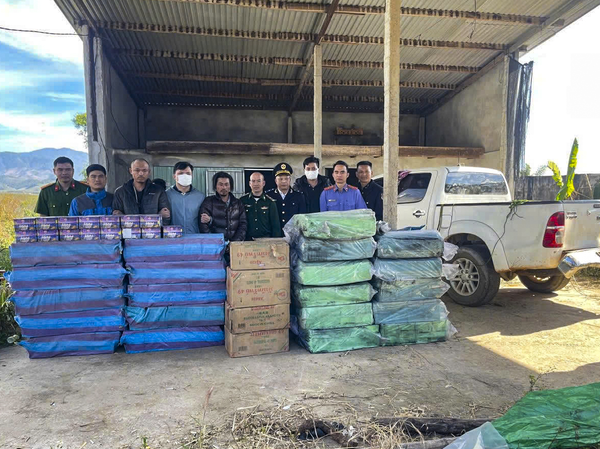 Bắt quả tang 2 người dùng ô tô bán tải vận chuyển hơn 2 tấn pháo lậu- Ảnh 1.