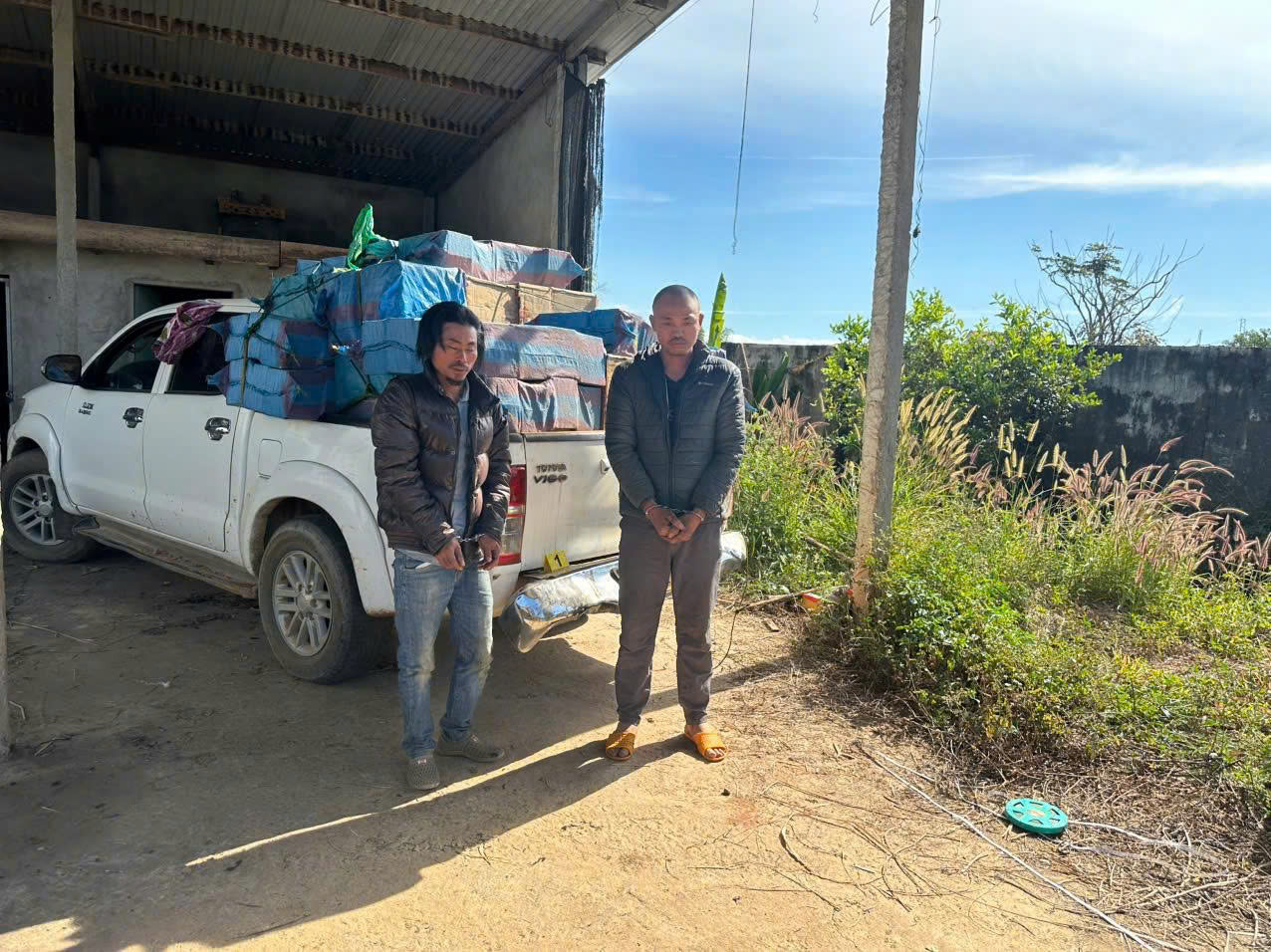 Bắt quả tang 2 người dùng ô tô bán tải vận chuyển hơn 2 tấn pháo lậu- Ảnh 2.