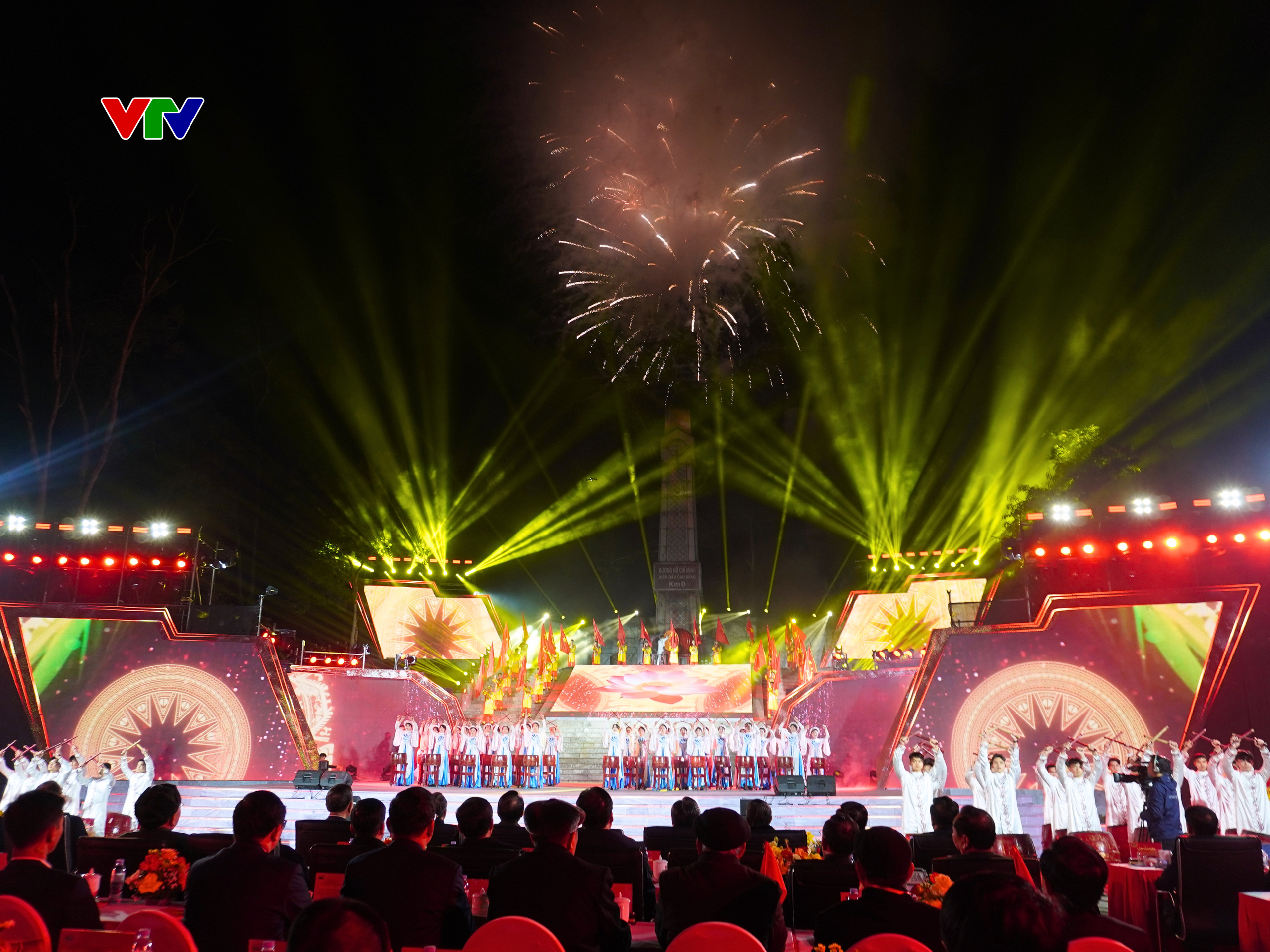 NSND Quang Thọ gây xúc động trong 'Hai tay xây dựng một sơn hà'- Ảnh 1. NSND Quang Thọ gây xúc động trong 'Hai tay xây dựng một sơn hà'- Ảnh 1.