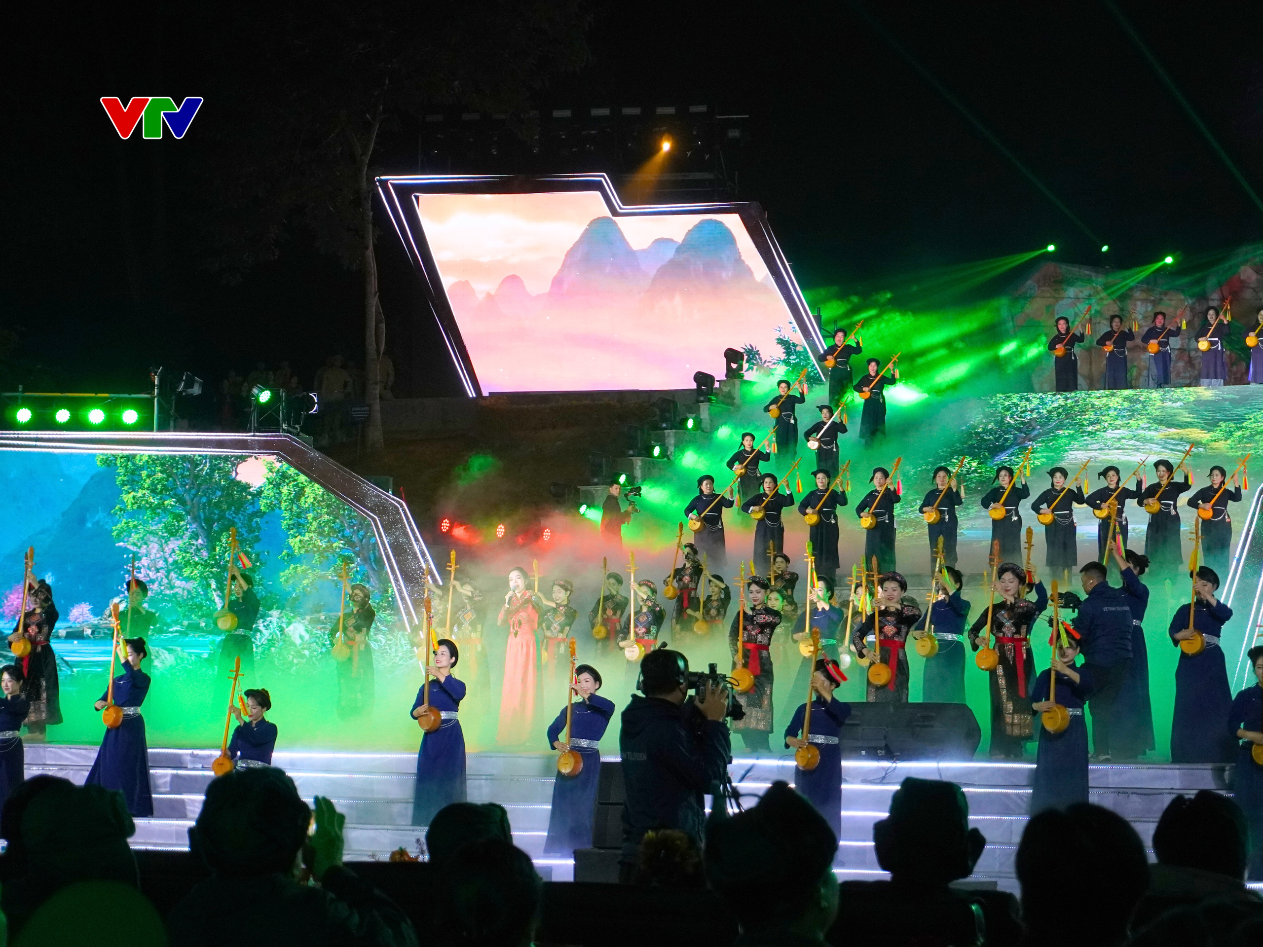 NSND Quang Thọ gây xúc động trong 'Hai tay xây dựng một sơn hà'- Ảnh 3. NSND Quang Thọ gây xúc động trong 'Hai tay xây dựng một sơn hà'- Ảnh 3.