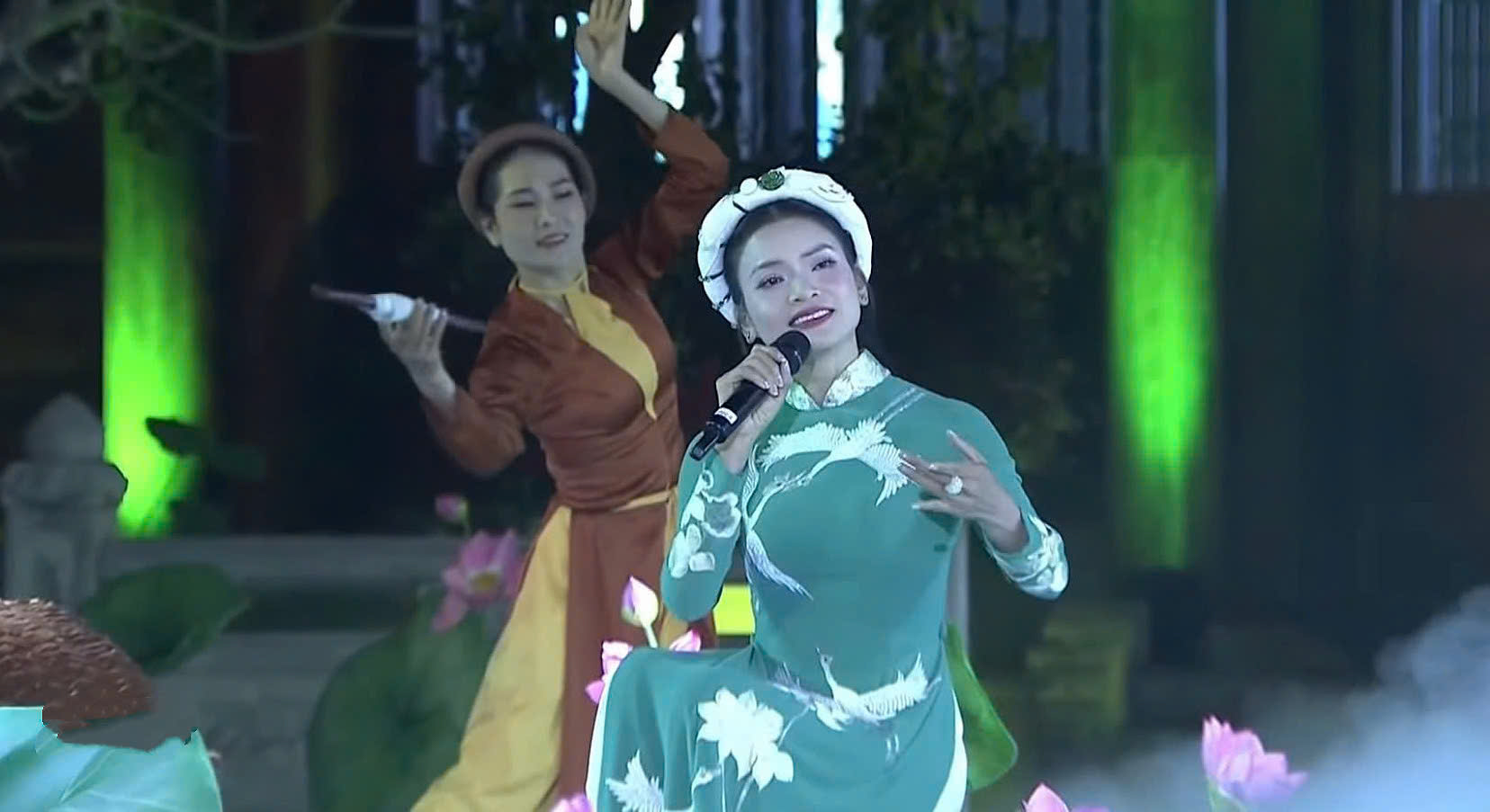 NSND Quang Thọ gây xúc động trong 'Hai tay xây dựng một sơn hà'- Ảnh 2. NSND Quang Thọ gây xúc động trong 'Hai tay xây dựng một sơn hà'- Ảnh 2.