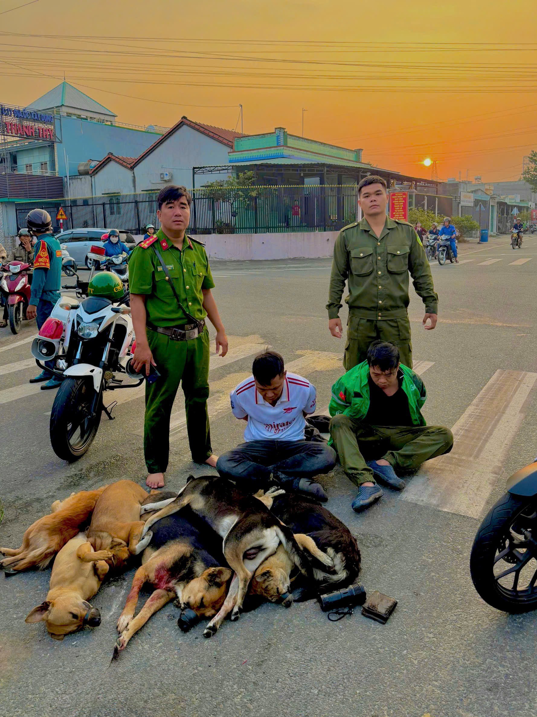 Nghi can trộm chó dùng bình xịt hơi cay chống trả công an ở TP.HCM- Ảnh 2.